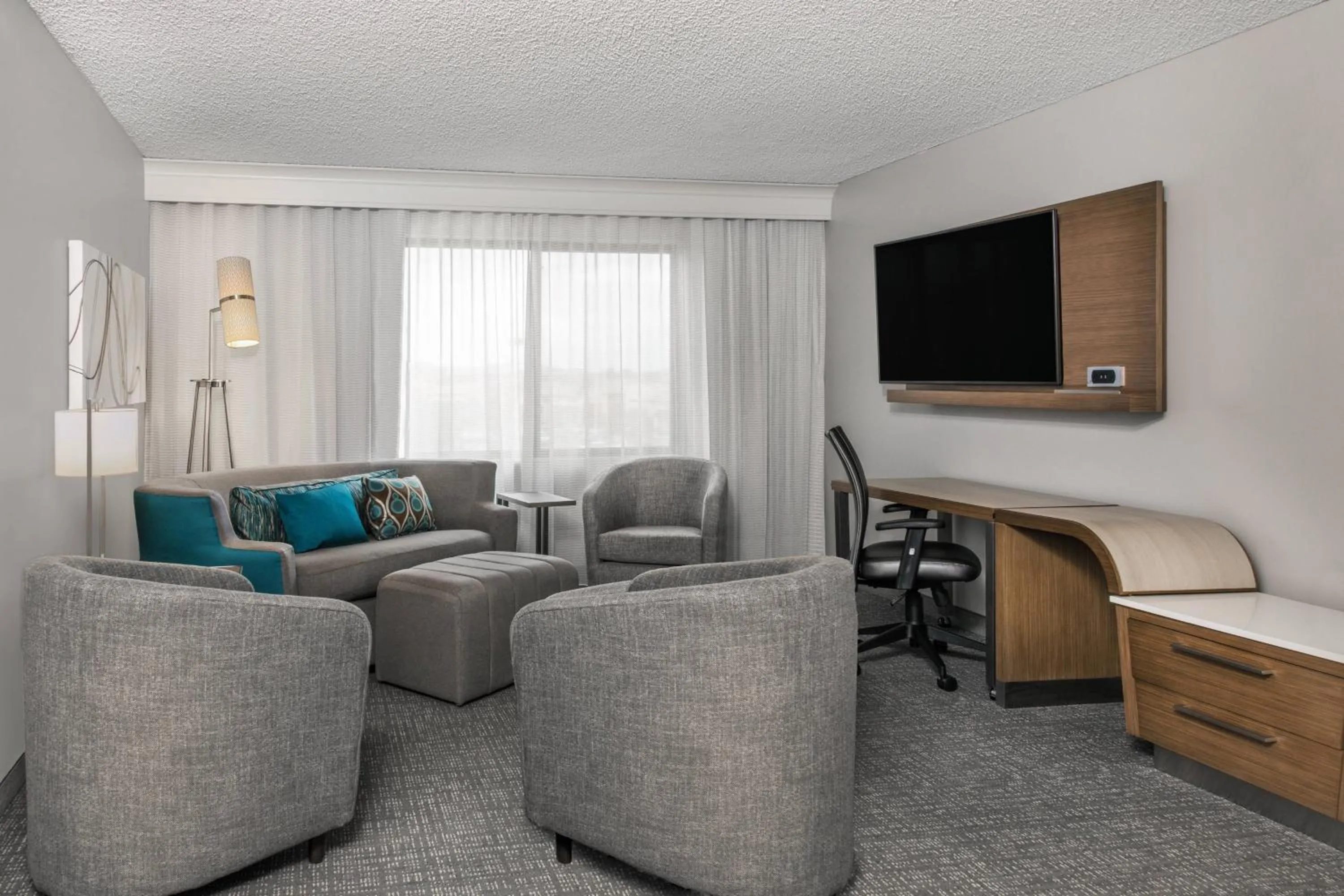 Living room in Courtyard by Marriott Reno