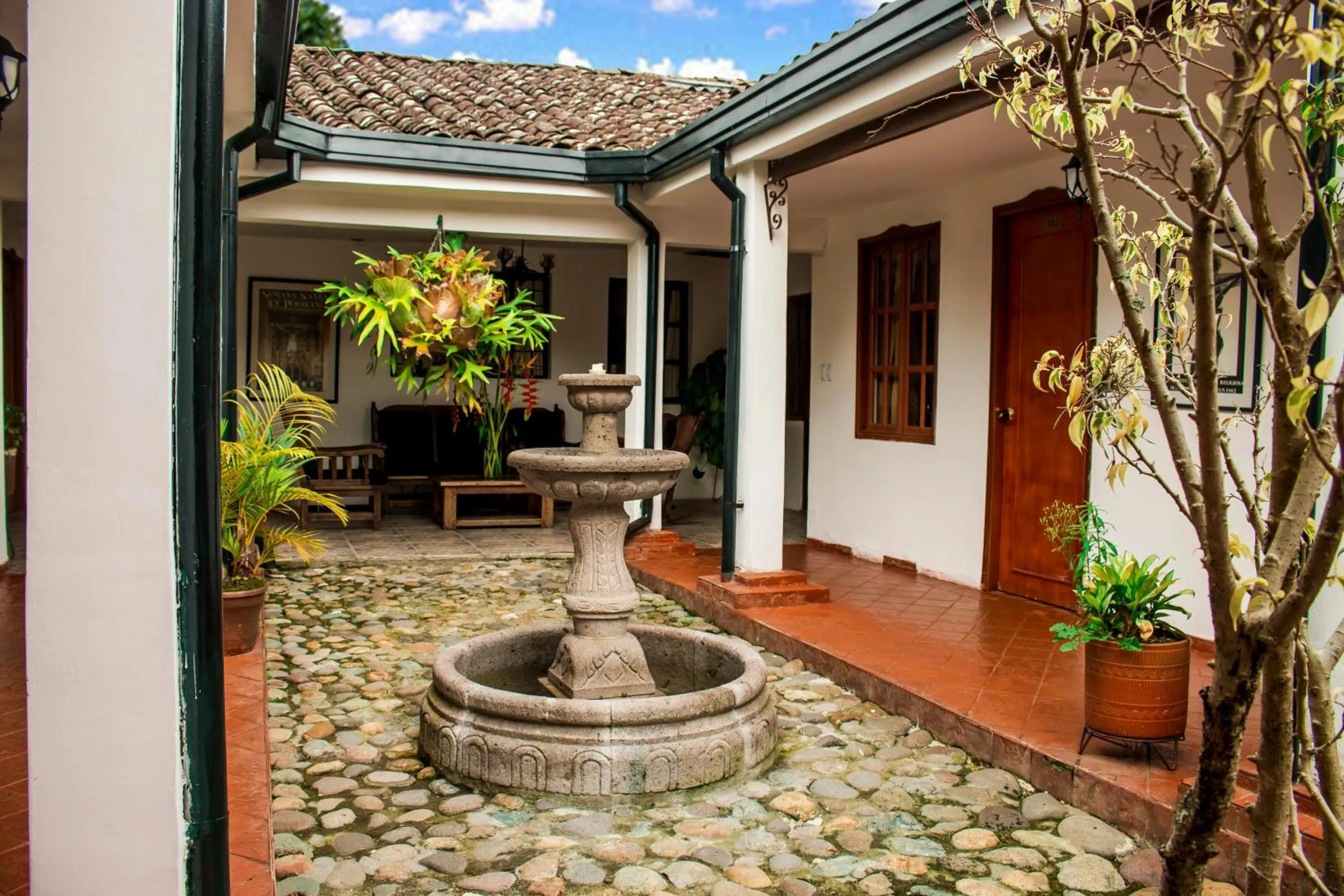 Inner courtyard view in Hotel Los Portales Inn