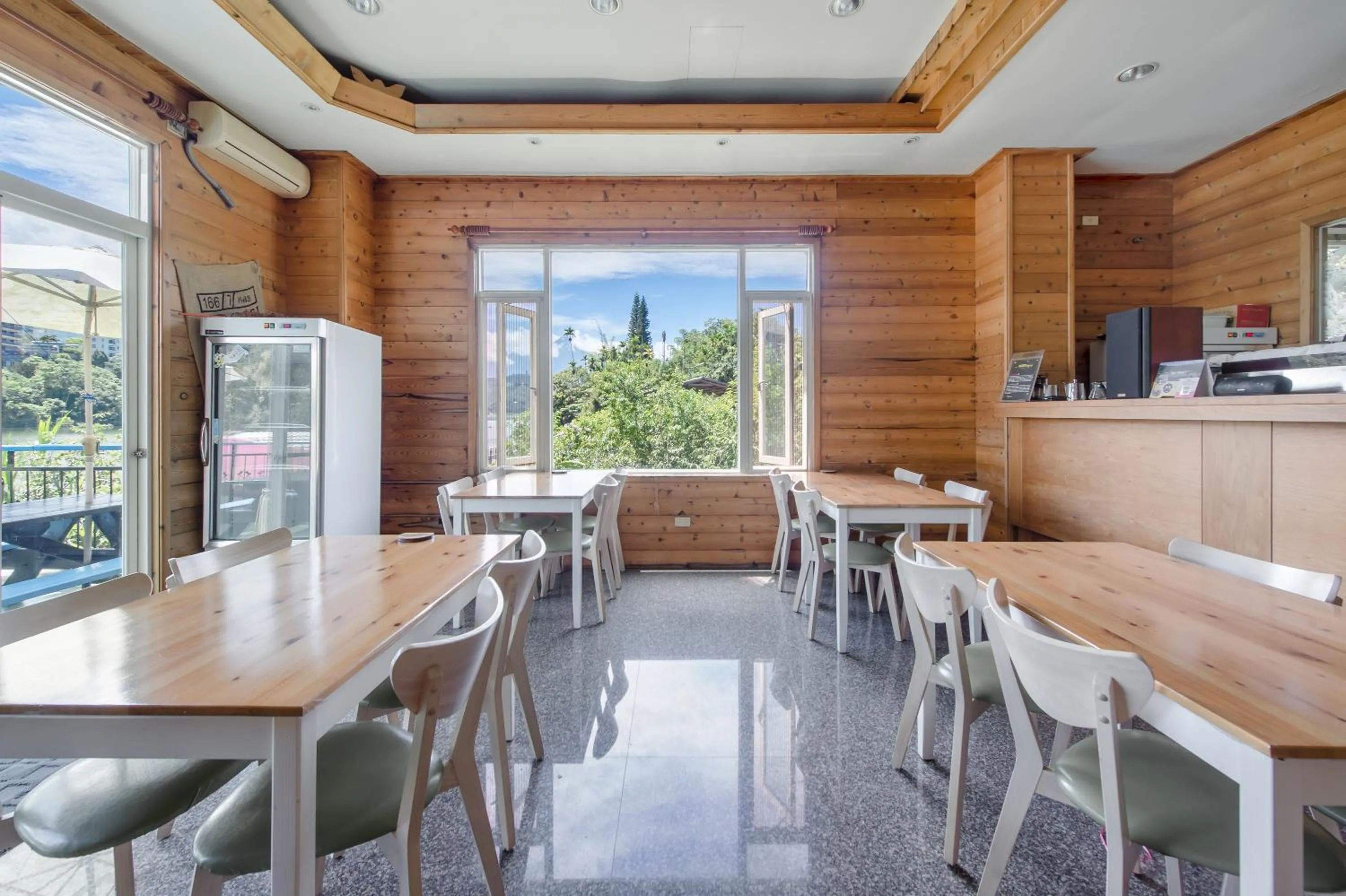 Lobby or reception in Bishui Shanju Lakeside B&B