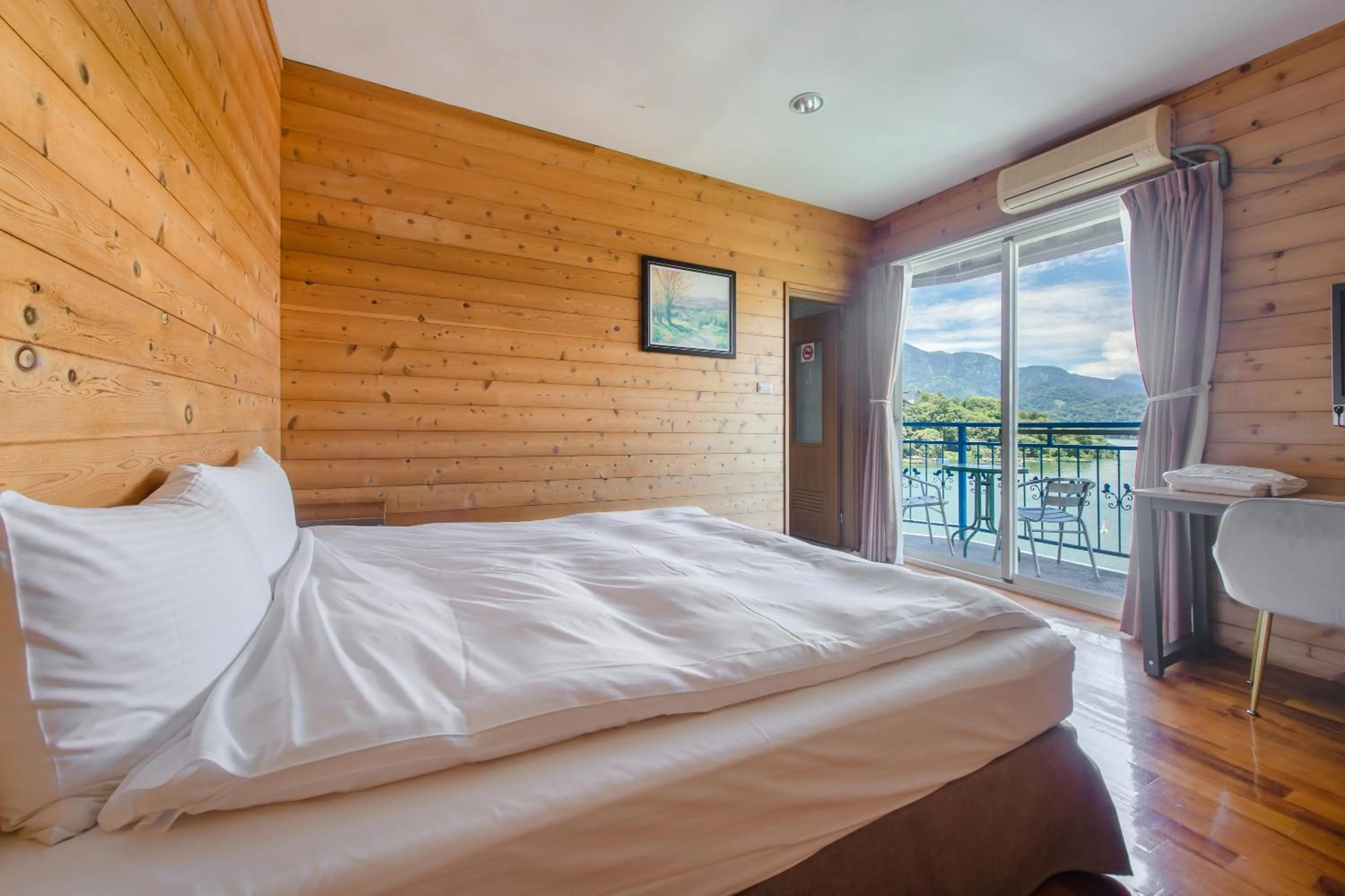 On site, Bed in Bishui Shanju Lakeside B&B