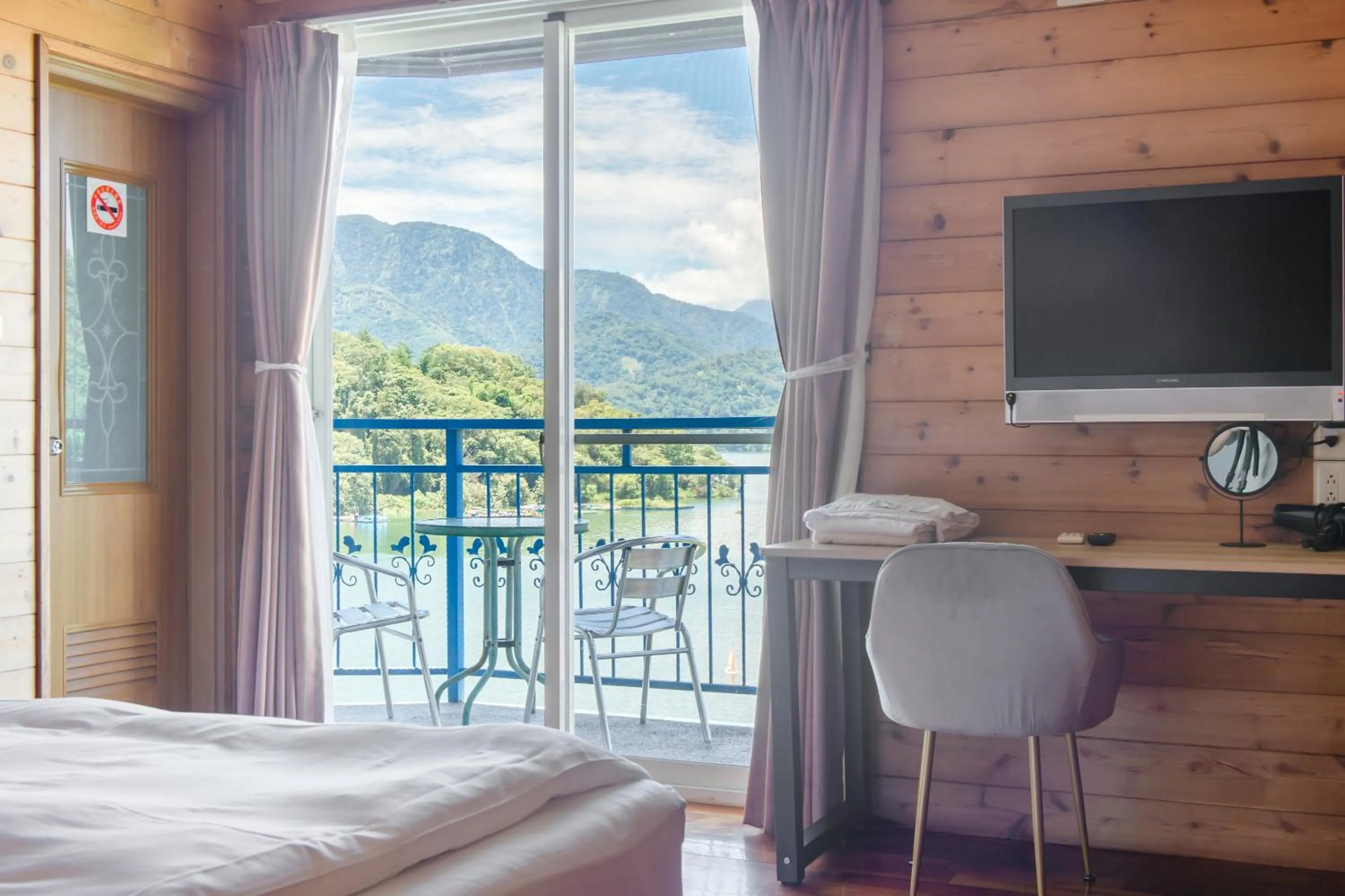 On site, Bed in Bishui Shanju Lakeside B&B