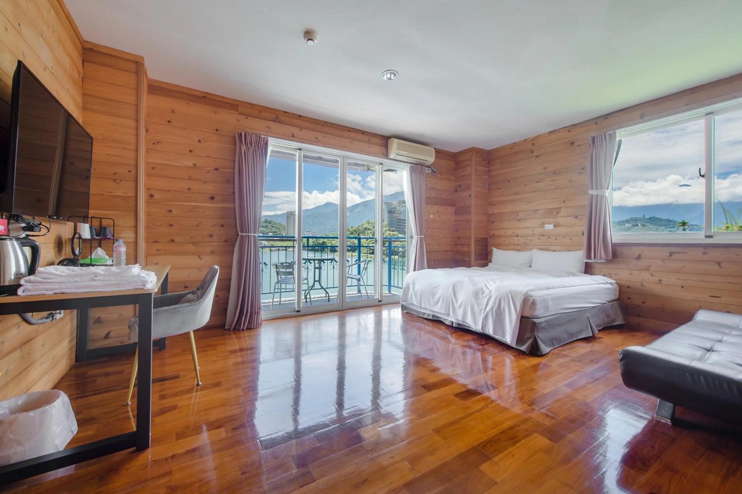Photo of the whole room, Bed in Bishui Shanju Lakeside B&B