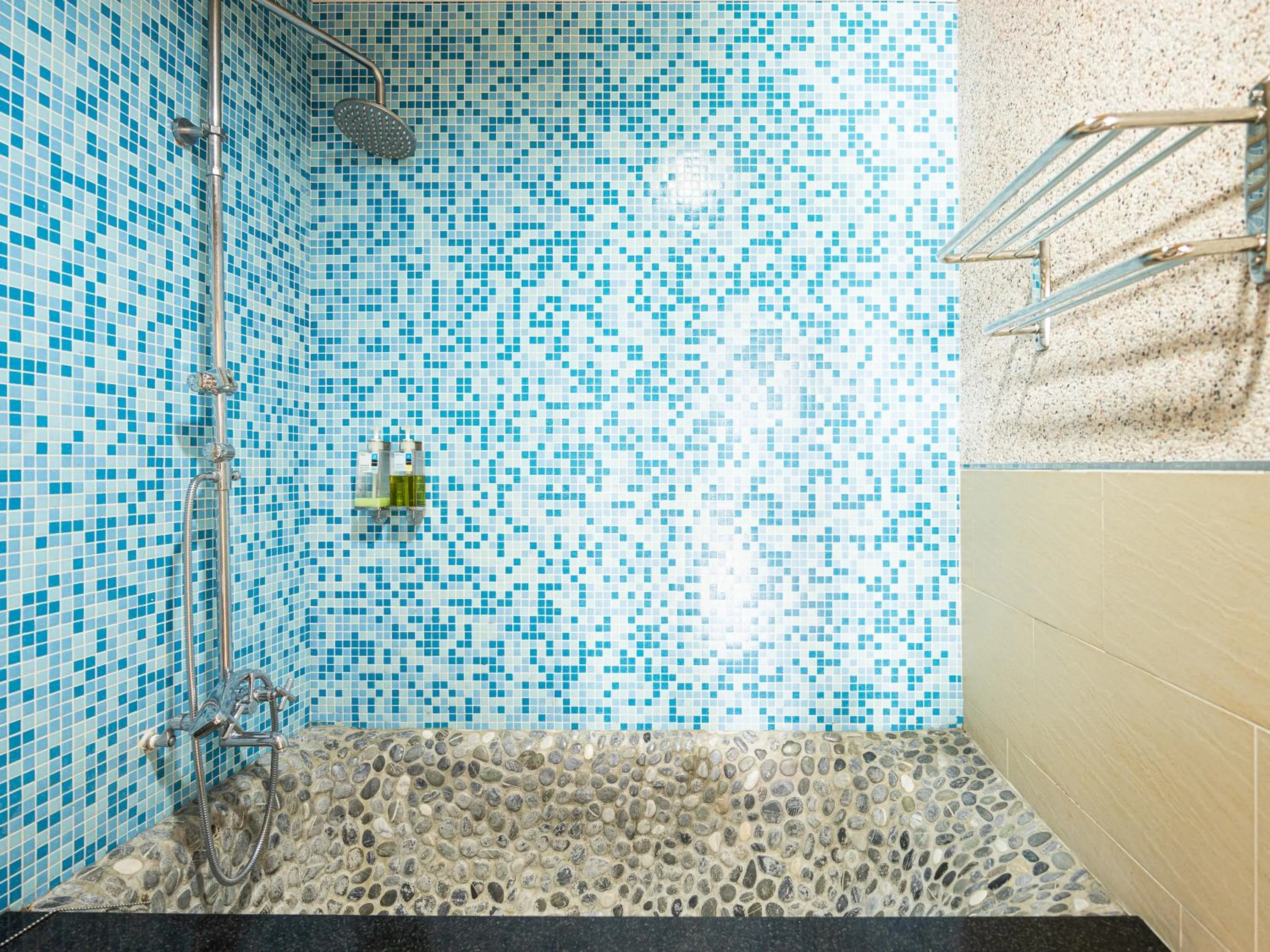 Toilet in Bishui Shanju Lakeside B&B