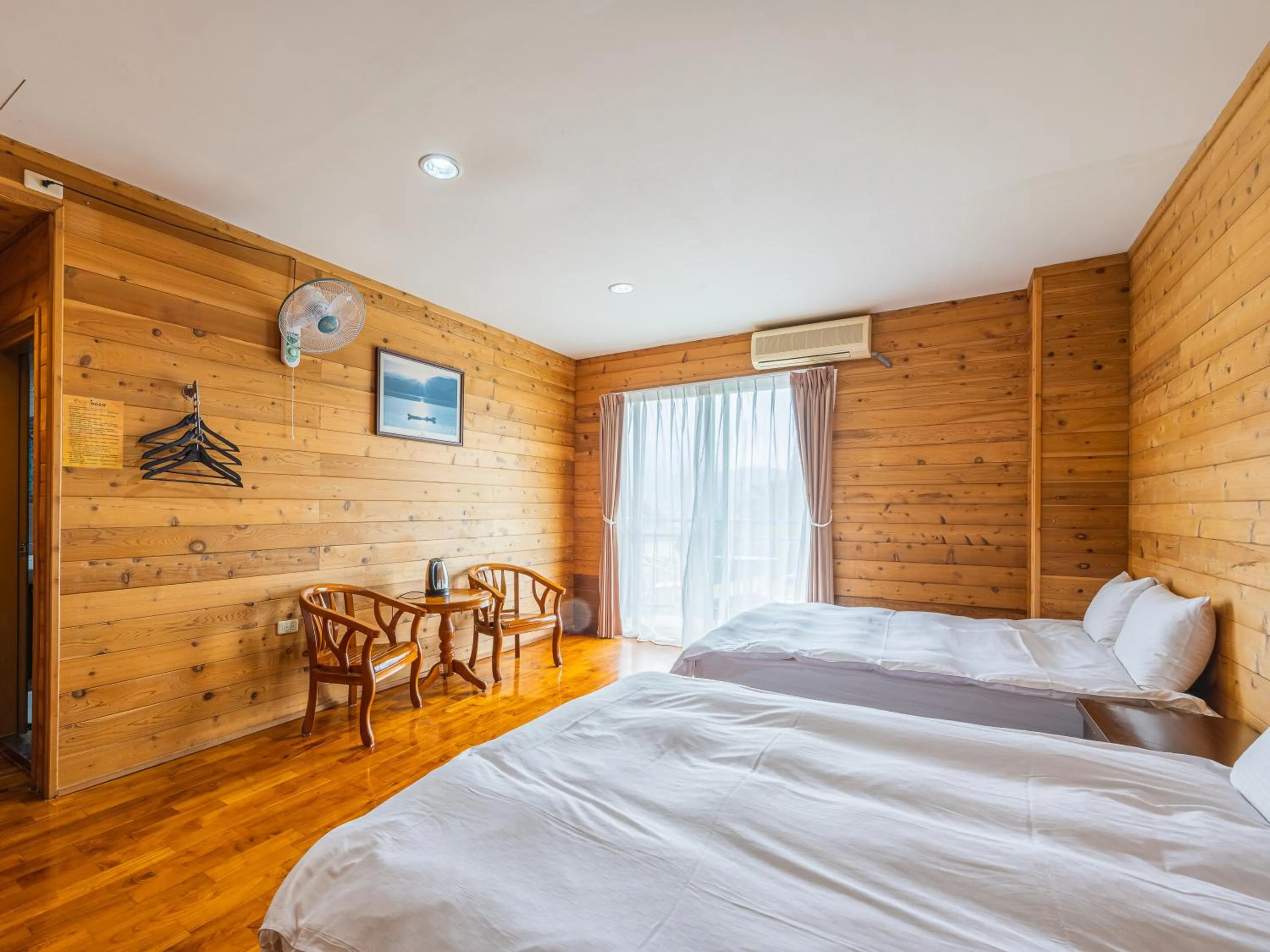 Photo of the whole room, Bed in Bishui Shanju Lakeside B&B