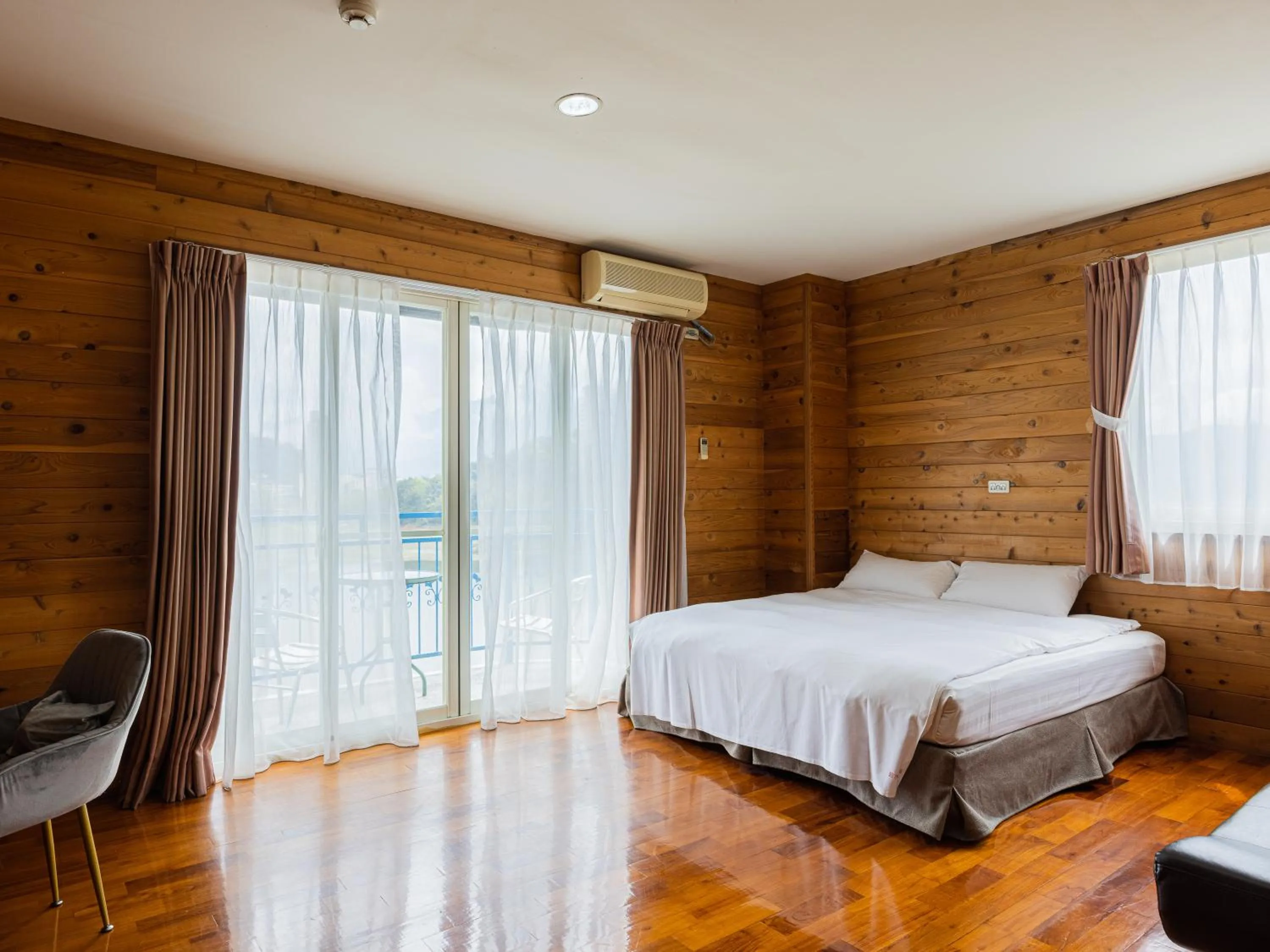 On site, Bed in Bishui Shanju Lakeside B&B