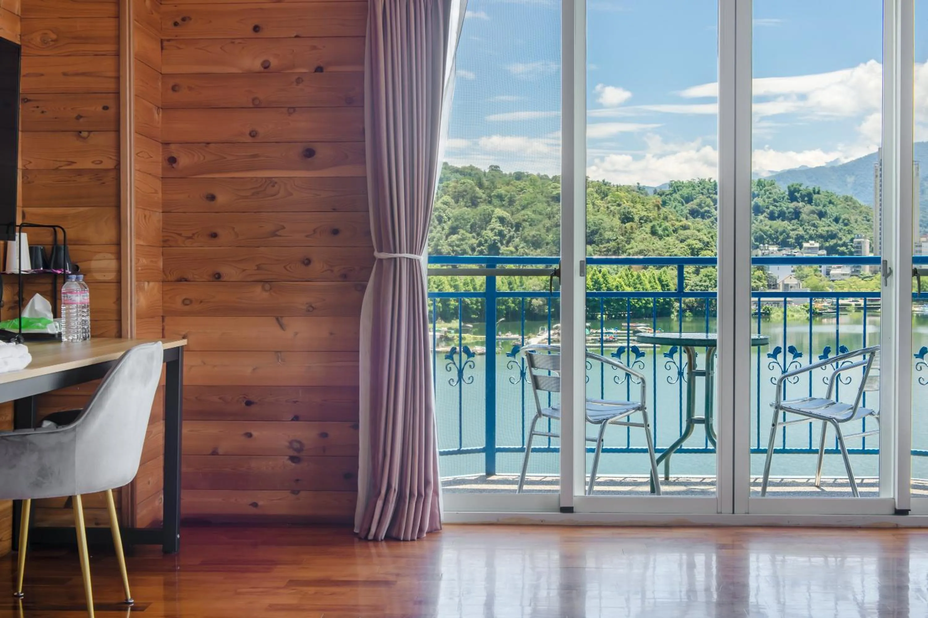 Balcony/Terrace in Bishui Shanju Lakeside B&B