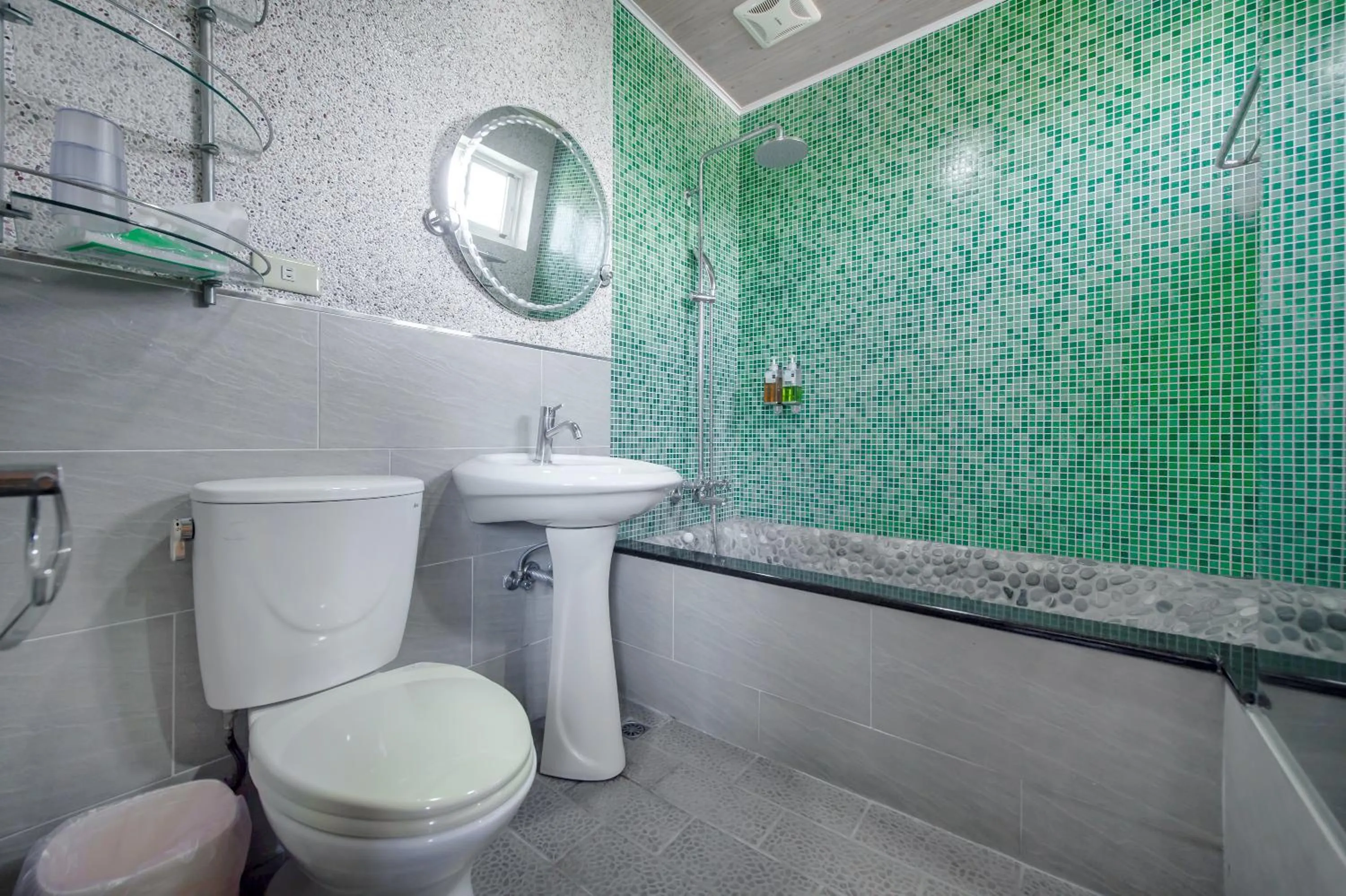 Bath in Bishui Shanju Lakeside B&B