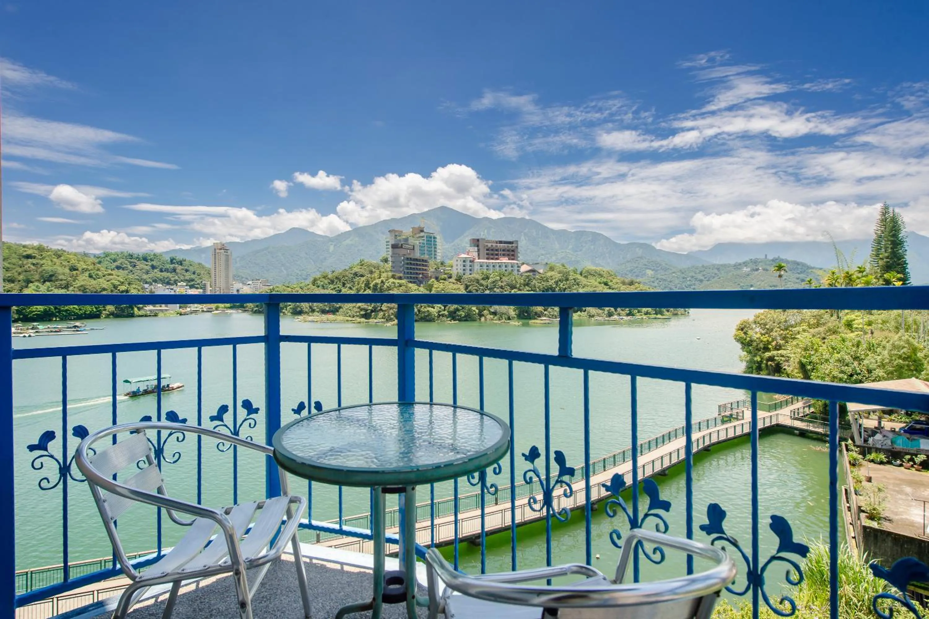 Balcony/Terrace in Bishui Shanju Lakeside B&B