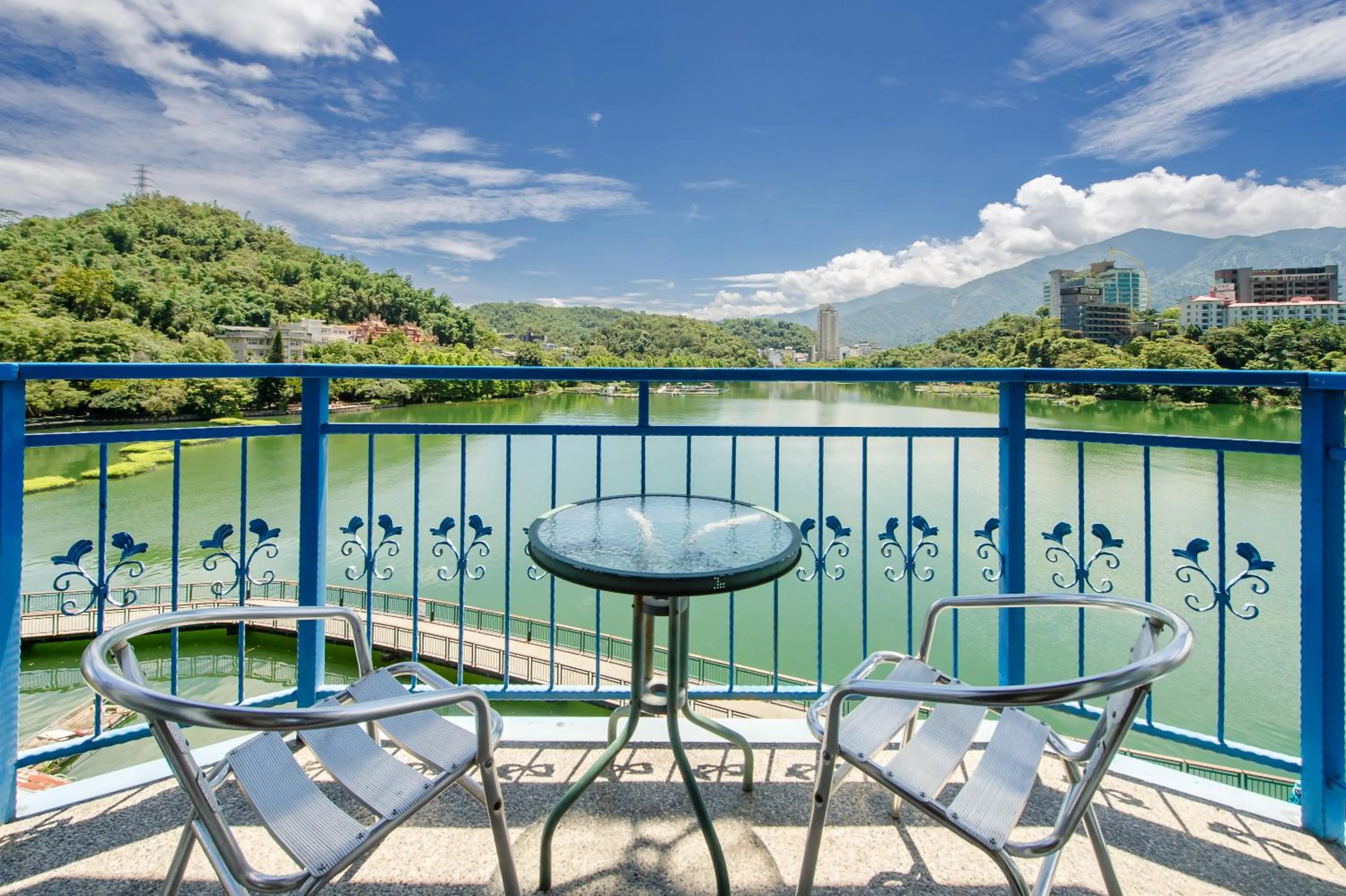Balcony/Terrace in Bishui Shanju Lakeside B&B