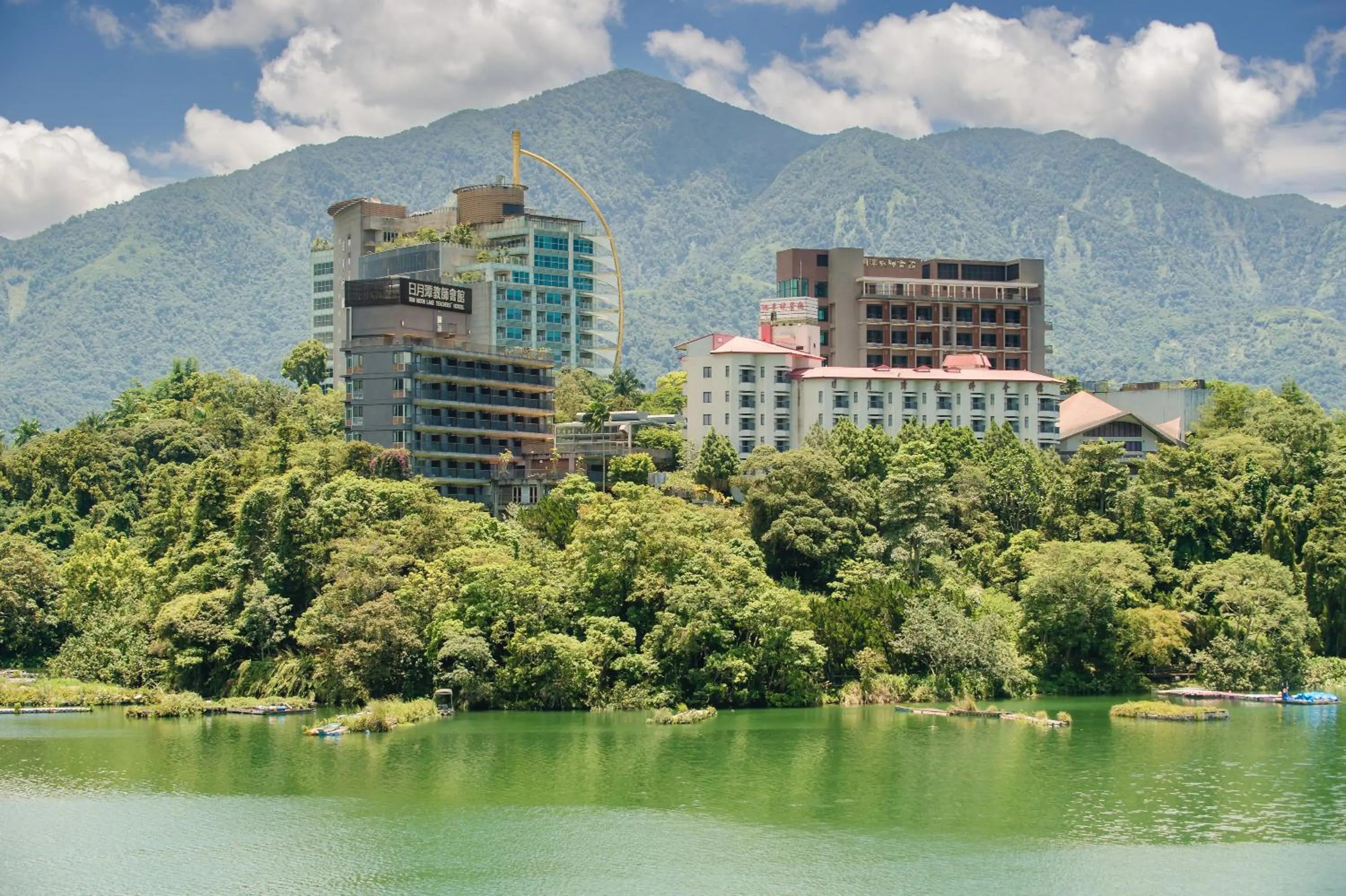 Lake view in Bishui Shanju Lakeside B&B