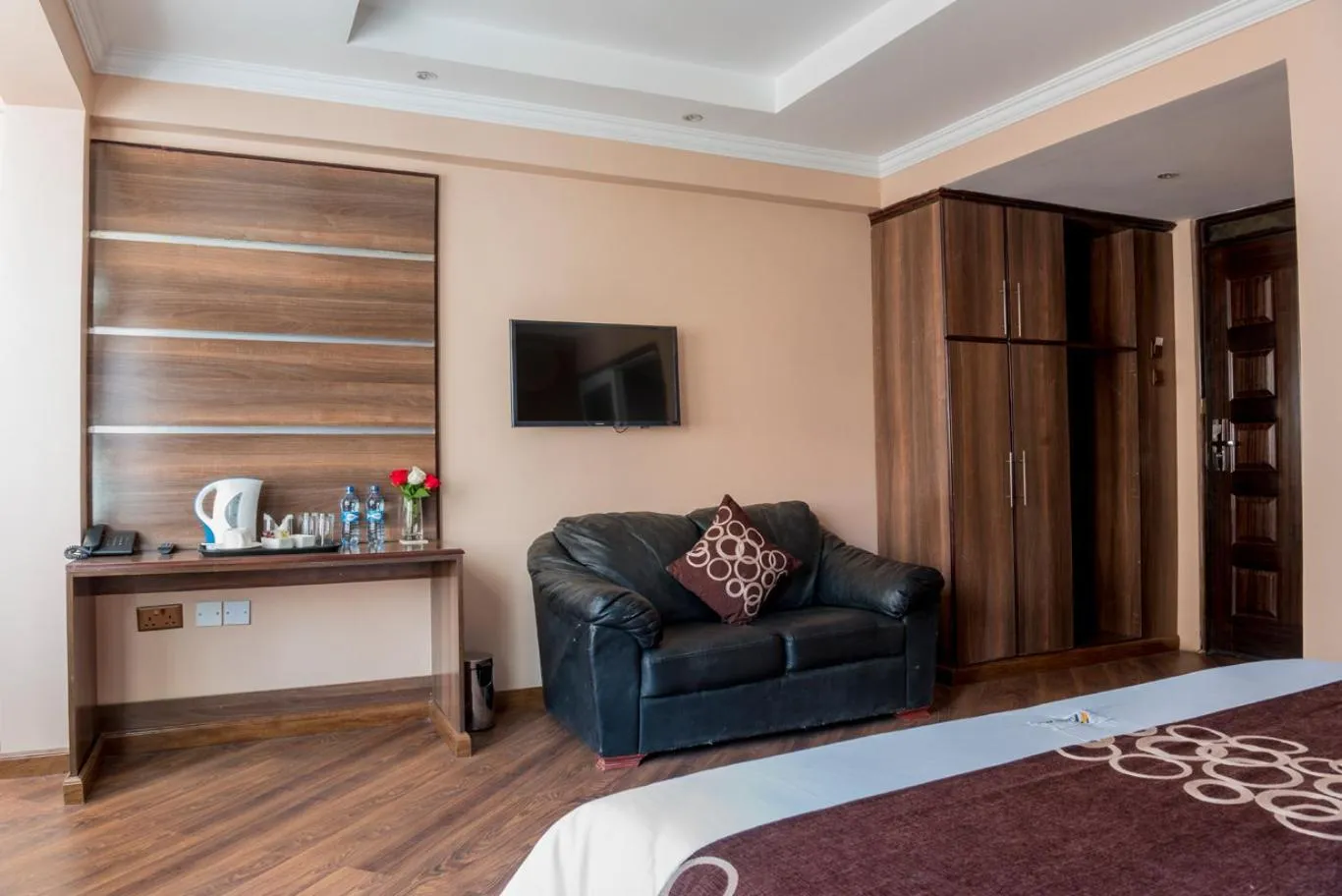 Seating area, Bed in Airport Landing Hotel