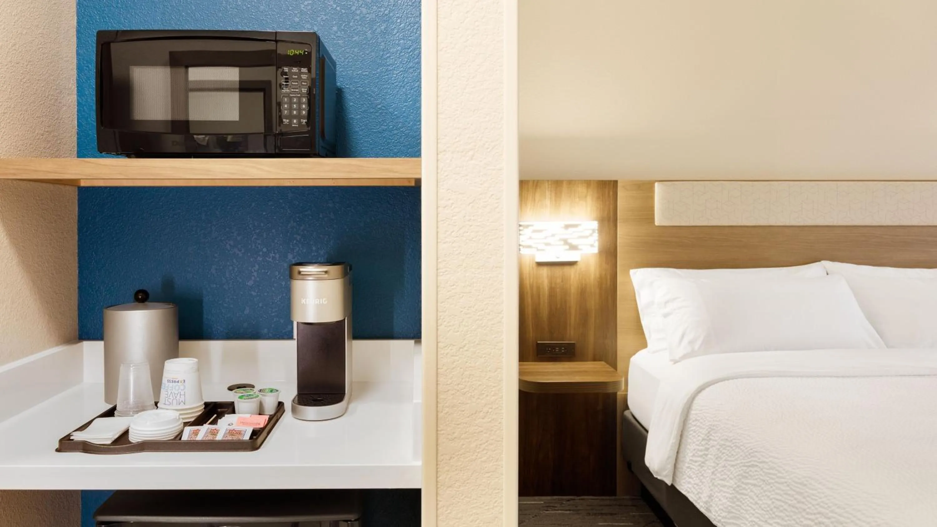 Photo of the whole room, Bed in Holiday Inn Express & Suites Chatsworth by IHG