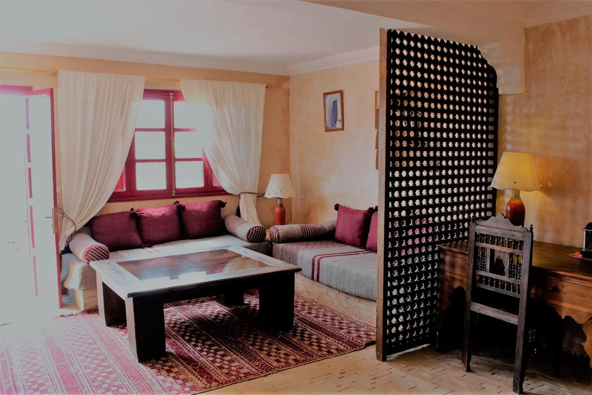 Living room in Hotel De Charme Les 3 Chameaux 4 étoiles