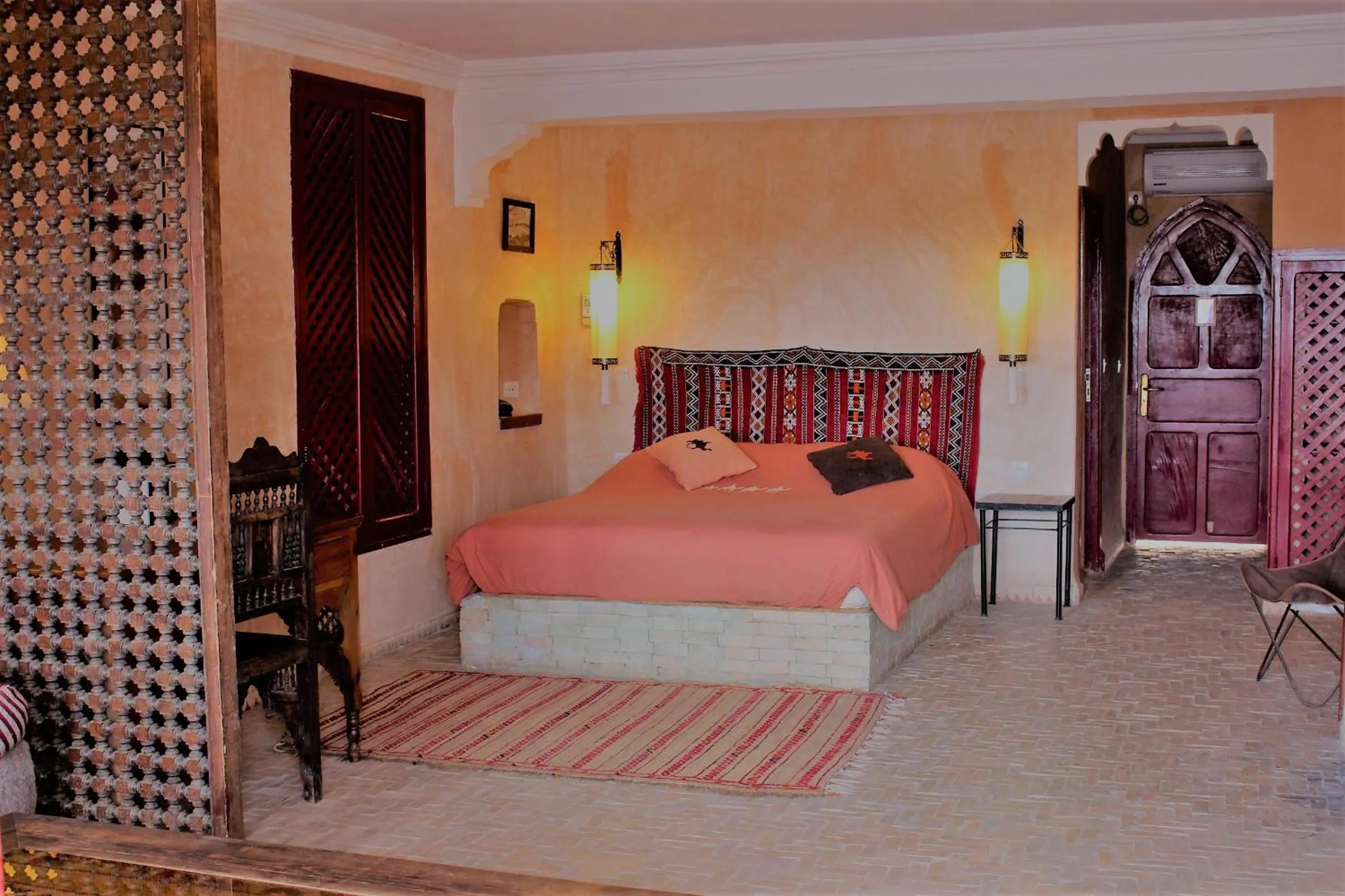 Bedroom, Bed in Hotel De Charme Les 3 Chameaux 4 étoiles