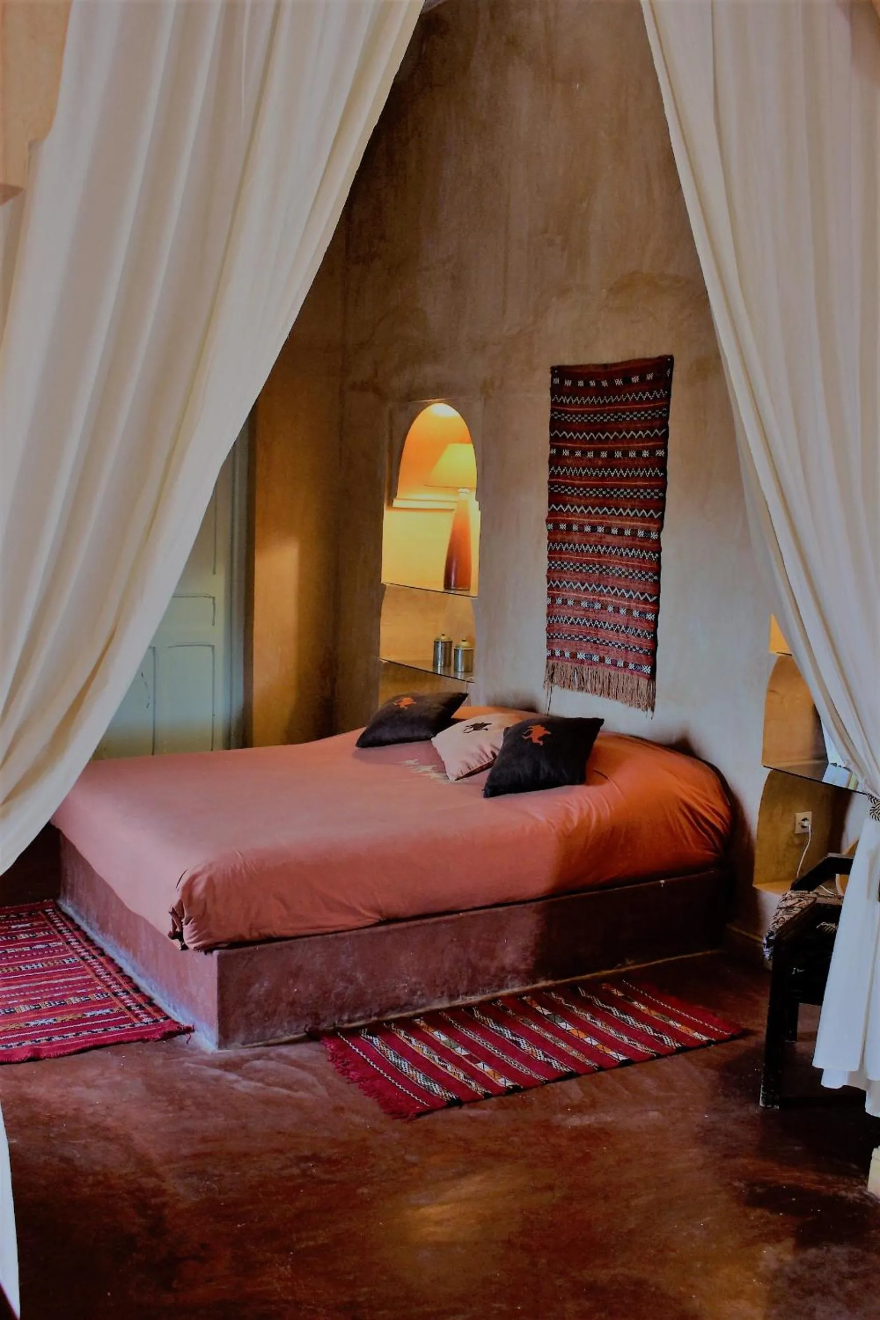 Bedroom, Bed in Hotel De Charme Les 3 Chameaux 4 étoiles
