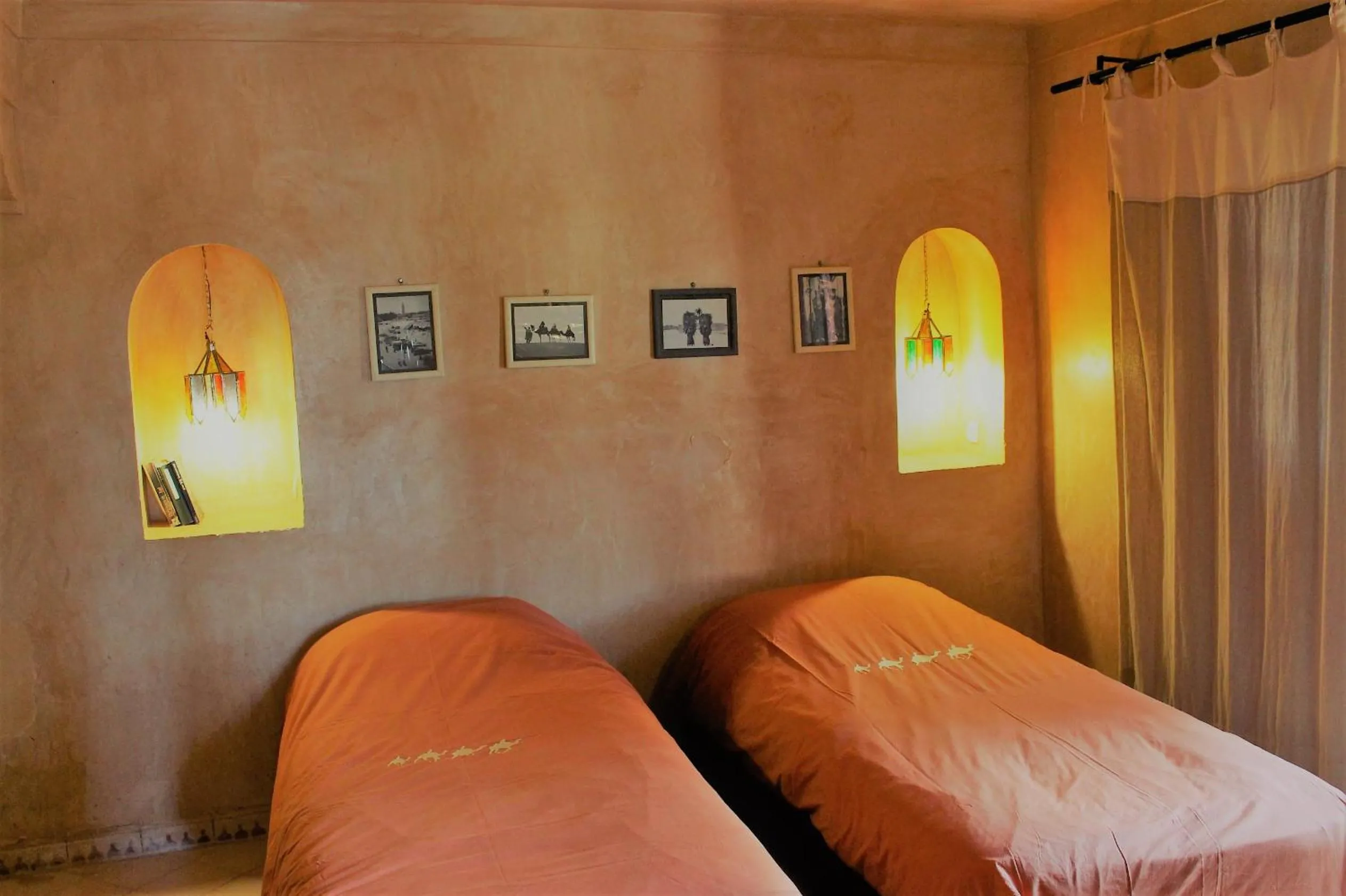 Bed in Hotel De Charme Les 3 Chameaux 4 étoiles