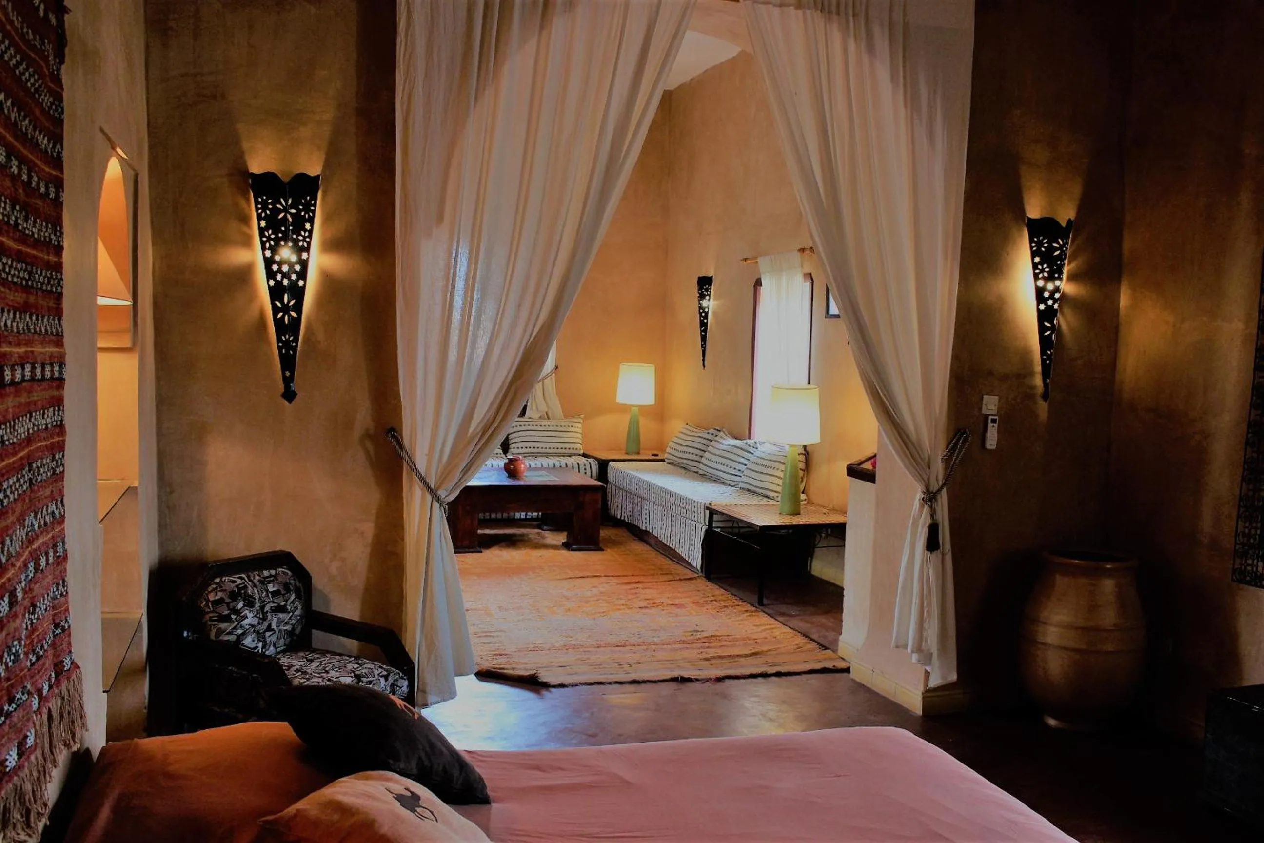 Photo of the whole room, Bed in Hotel De Charme Les 3 Chameaux 4 étoiles