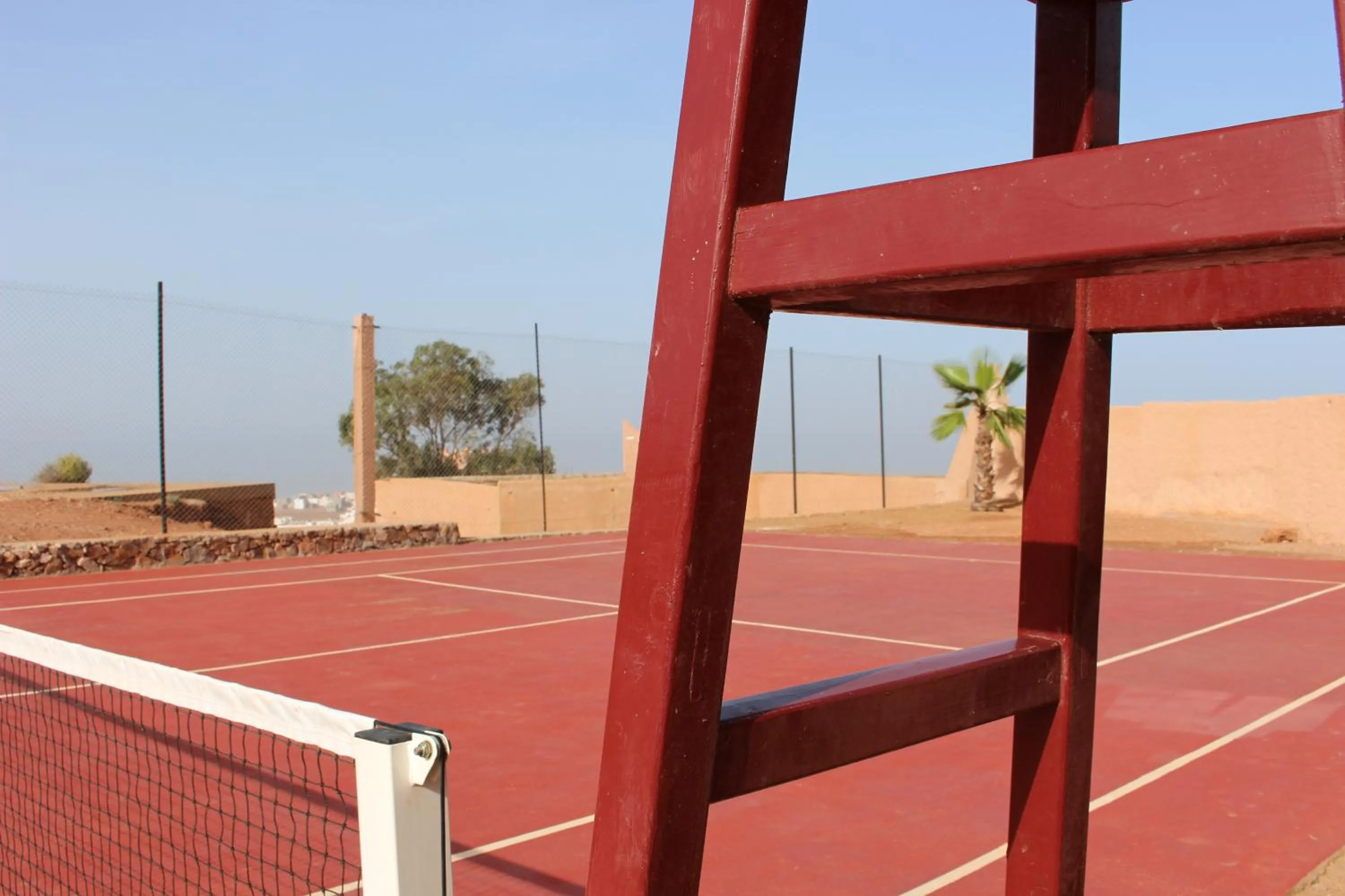 Tennis court in Hotel De Charme Les 3 Chameaux 4 étoiles