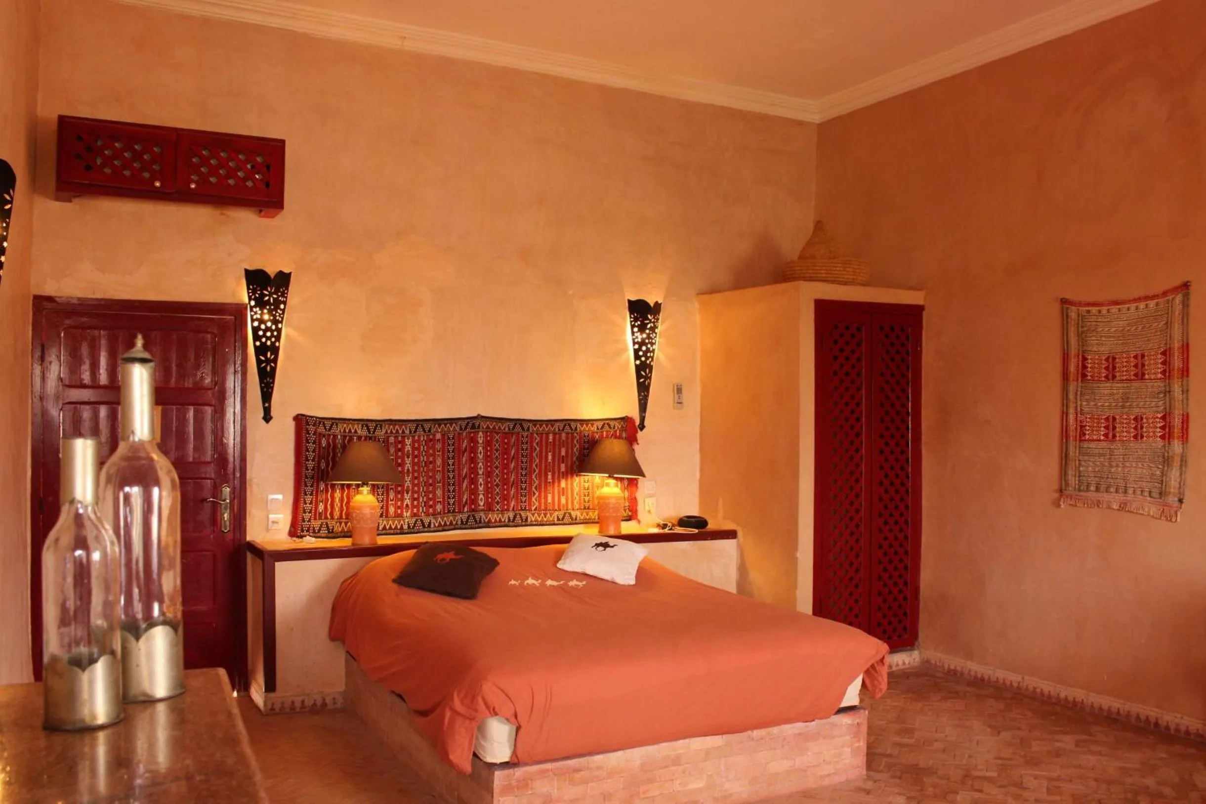 Photo of the whole room, Bed in Hotel De Charme Les 3 Chameaux 4 étoiles