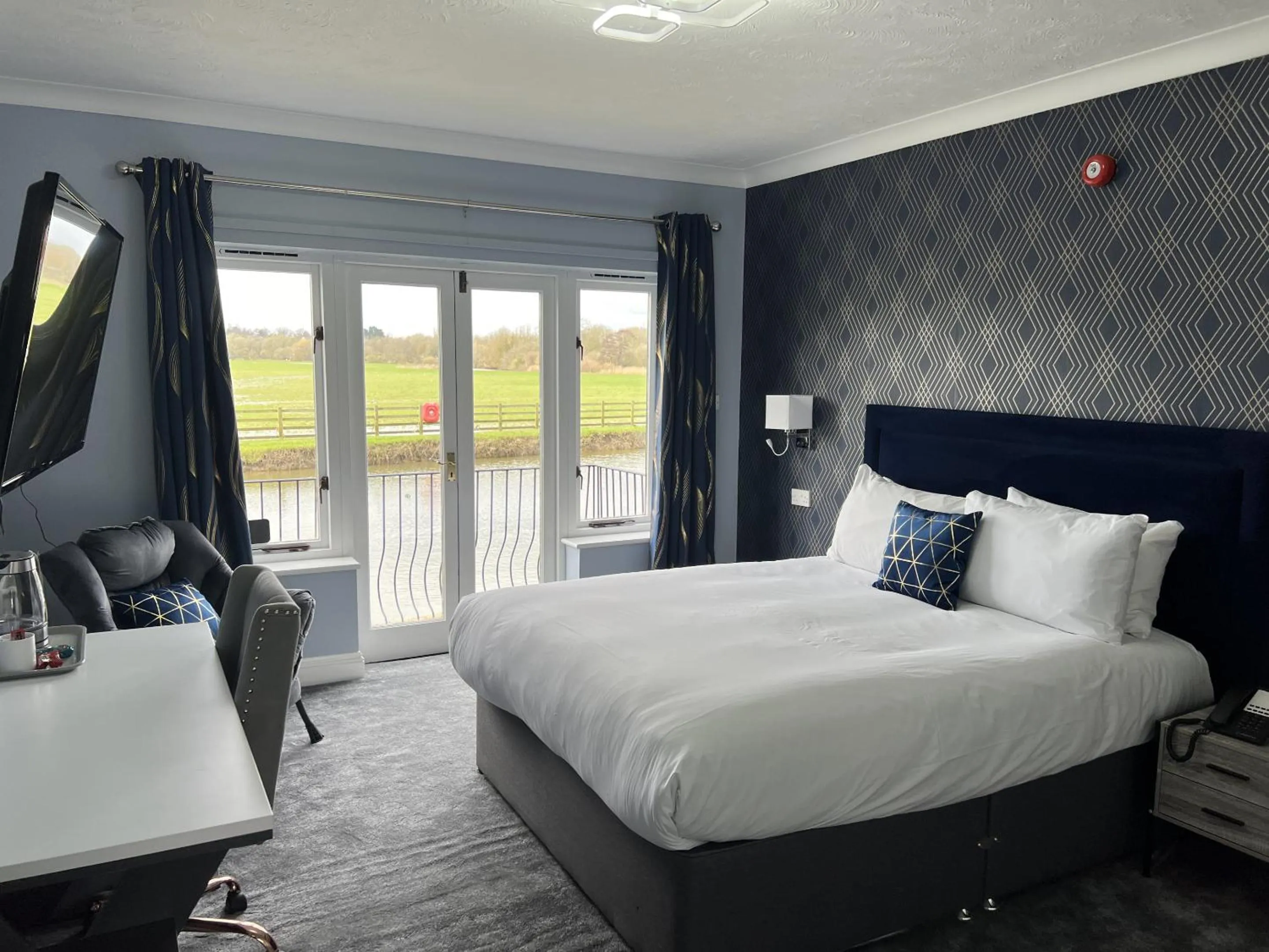 Bedroom, Bed in Dolphin Hotel St Ives