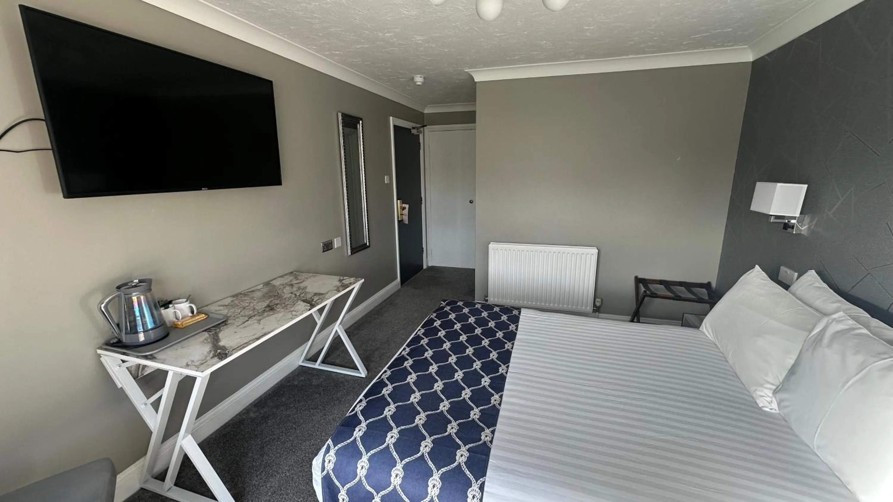 TV and multimedia, Bed in Dolphin Hotel St Ives