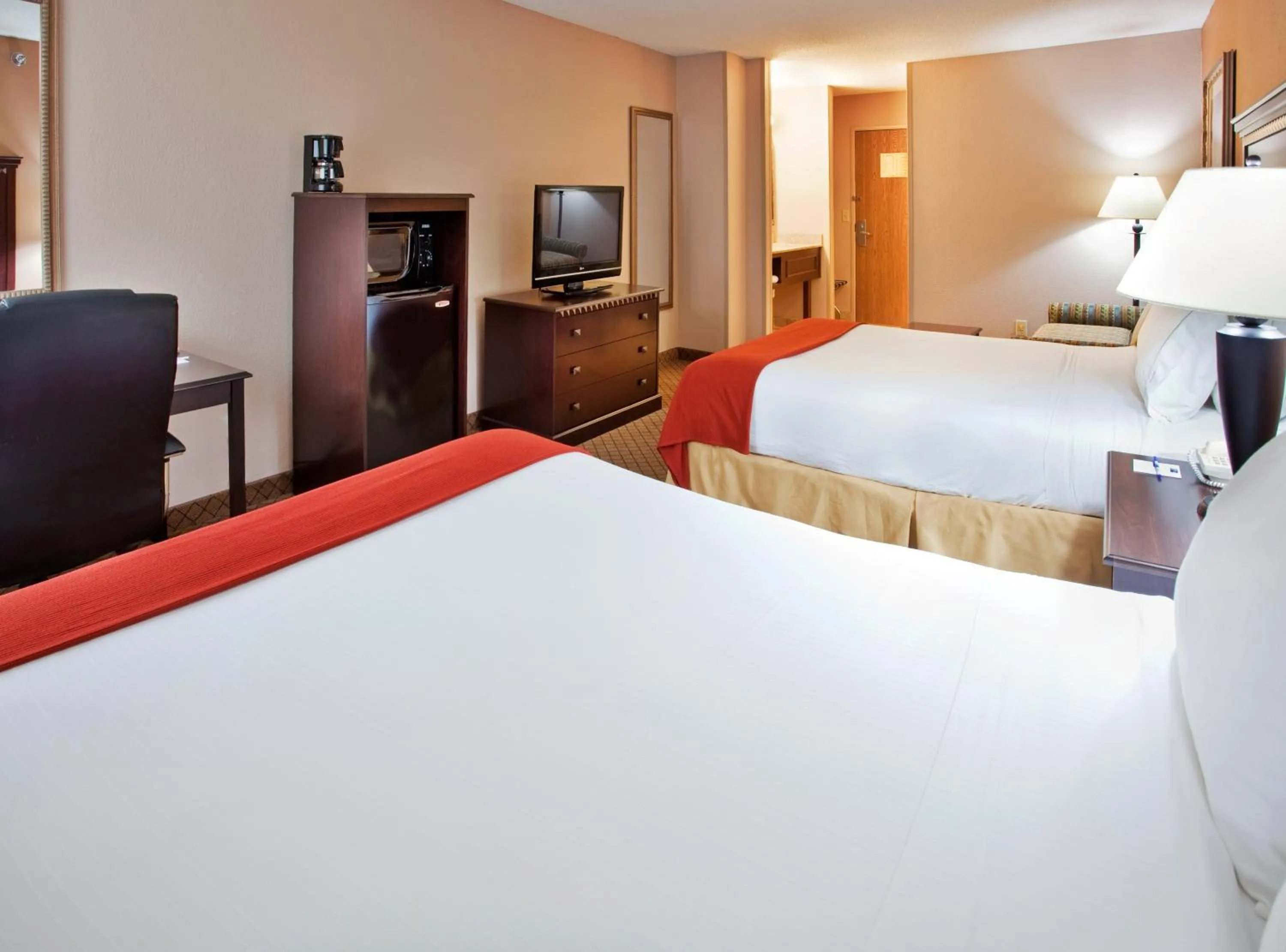 Photo of the whole room, Bed in Holiday Inn Express Kansas City Liberty Missouri by IHG