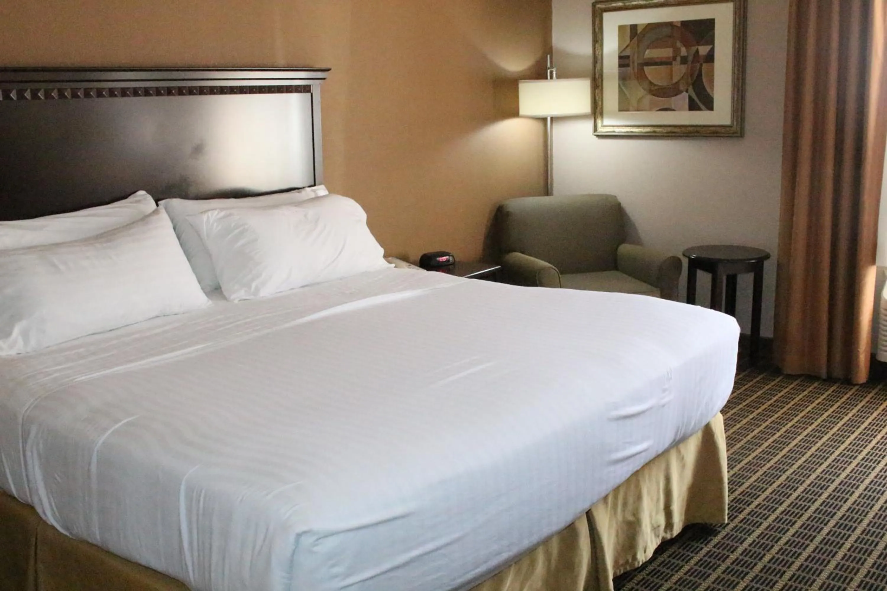 Photo of the whole room, Bed in Holiday Inn Express Kansas City Liberty Missouri by IHG