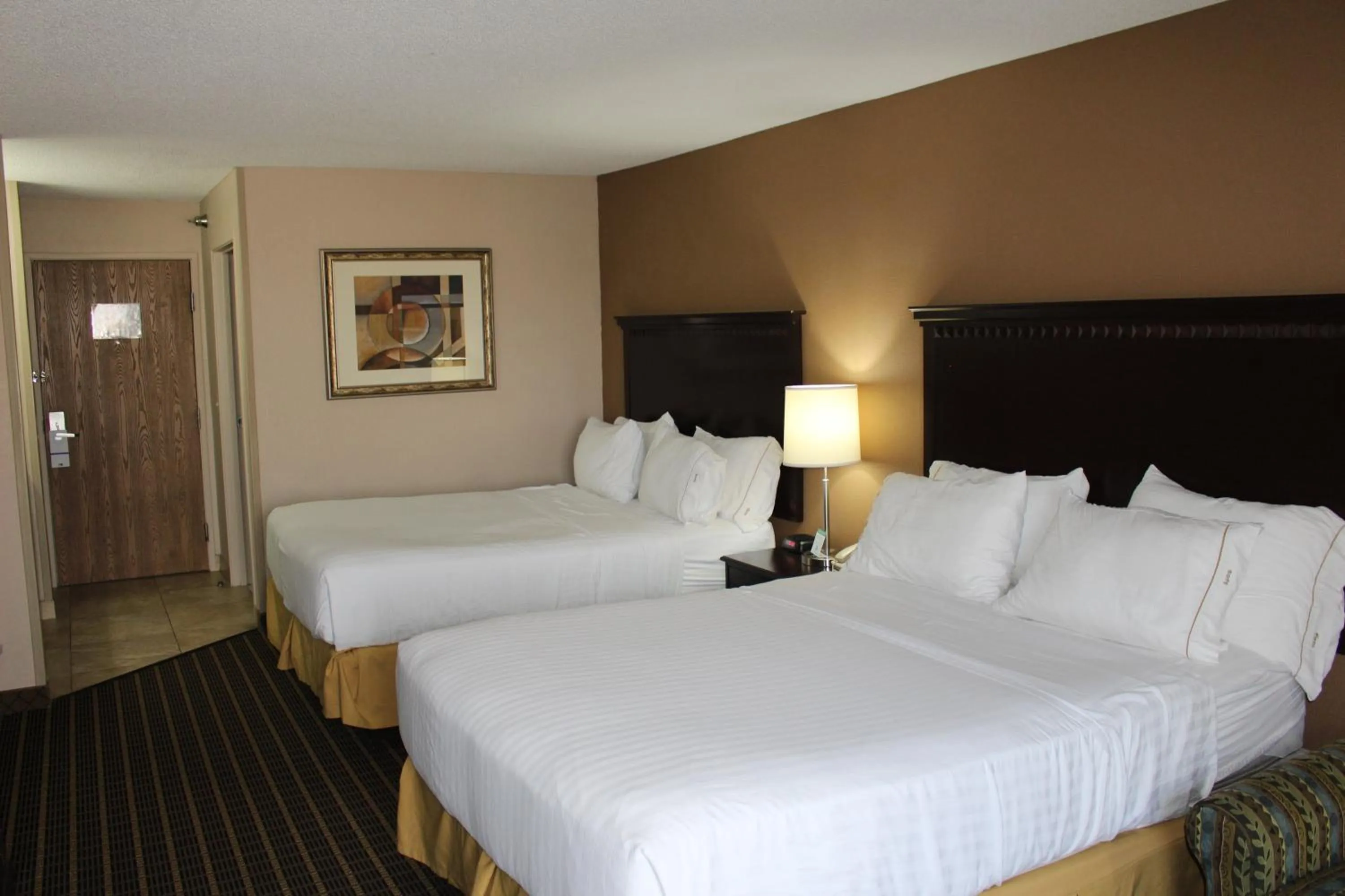 Photo of the whole room, Bed in Holiday Inn Express Kansas City Liberty Missouri by IHG