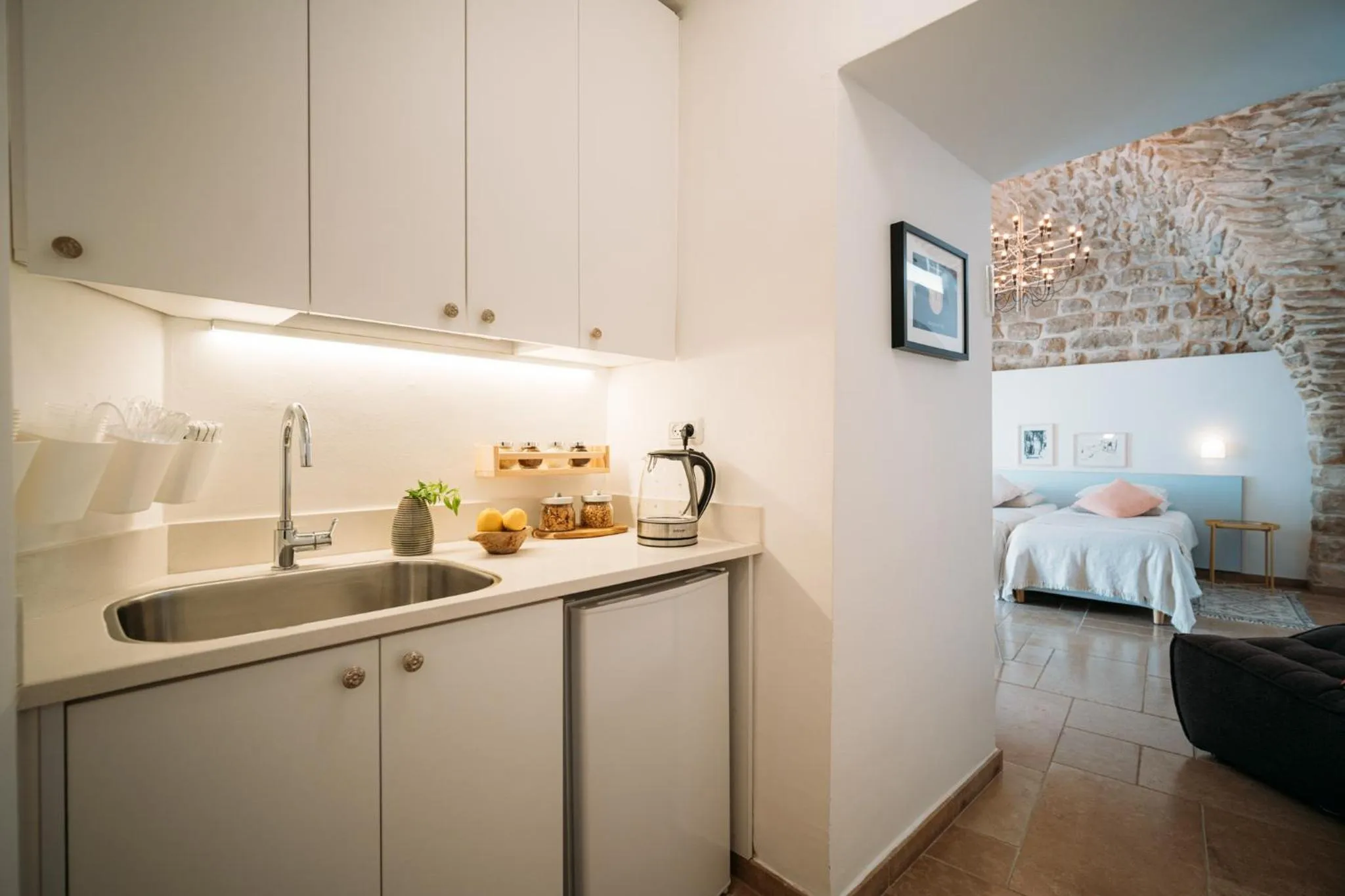 Kitchen or kitchenette, Bed in Azamra Inn Tzfat