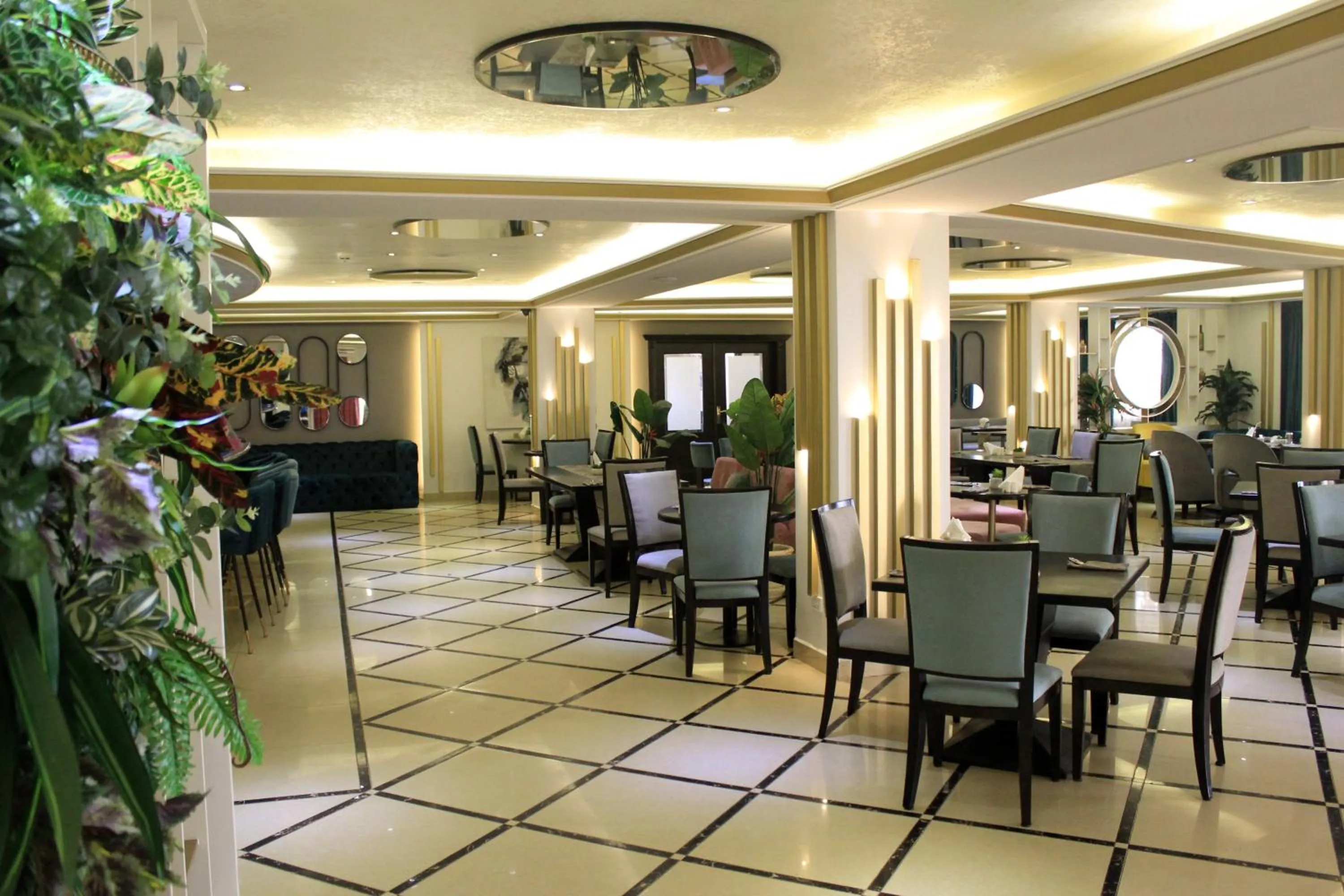Restaurant/places to eat in Boulevard Palace Hotel