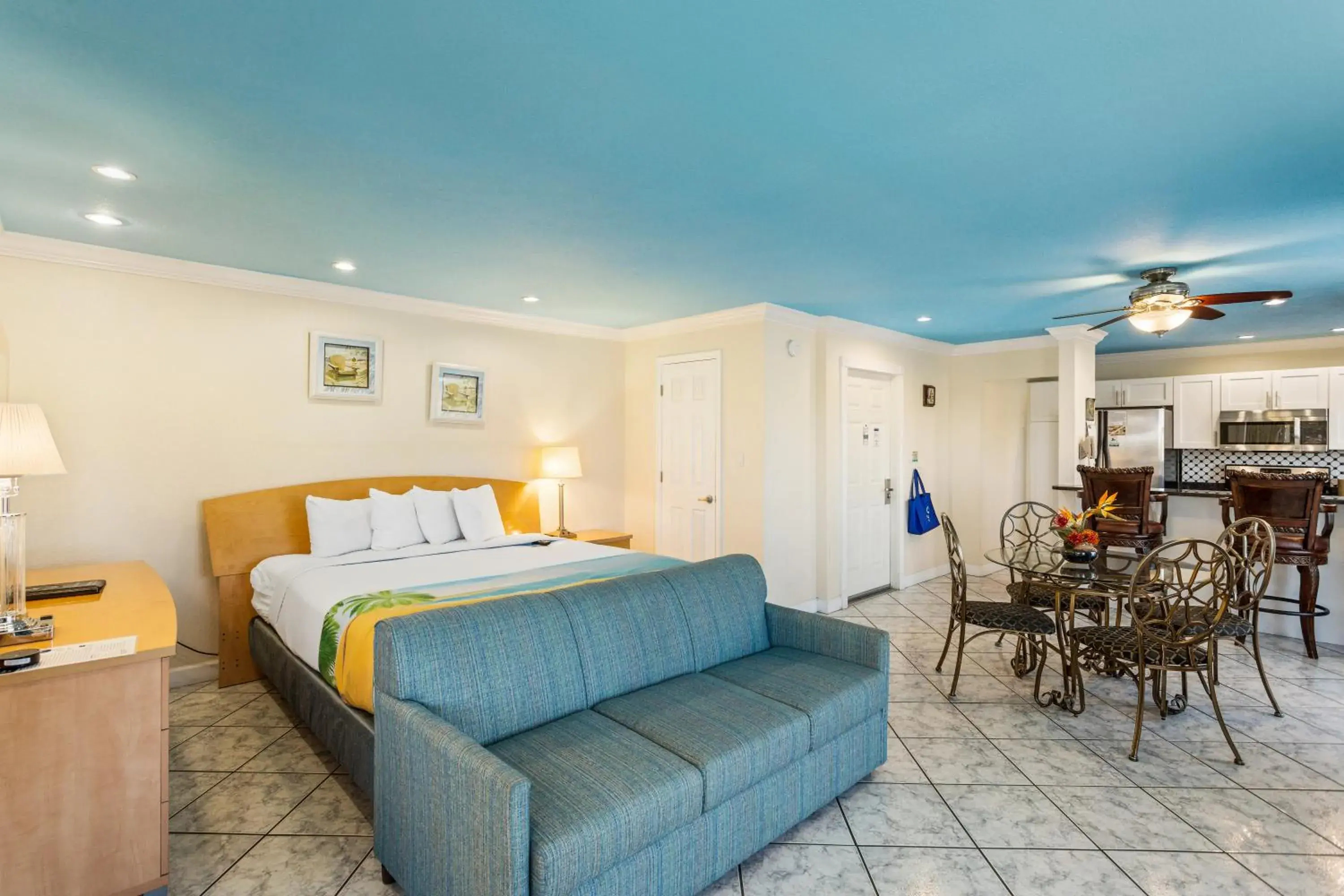 Bed in Bayview Plaza Waterfront Resort Bed in Bayview Plaza Waterfront Resort