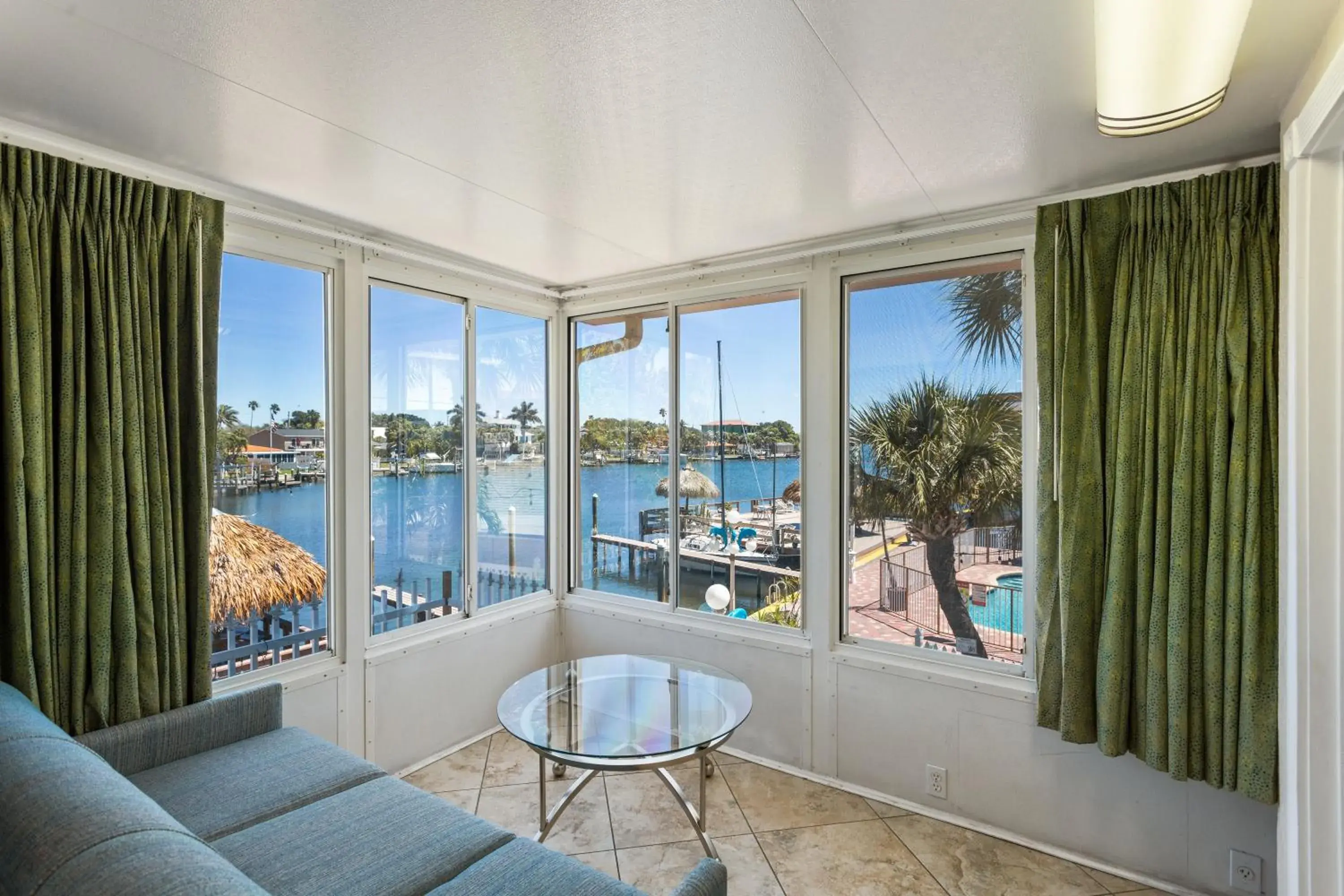 Living room in Bayview Plaza Waterfront Resort Living room in Bayview Plaza Waterfront Resort