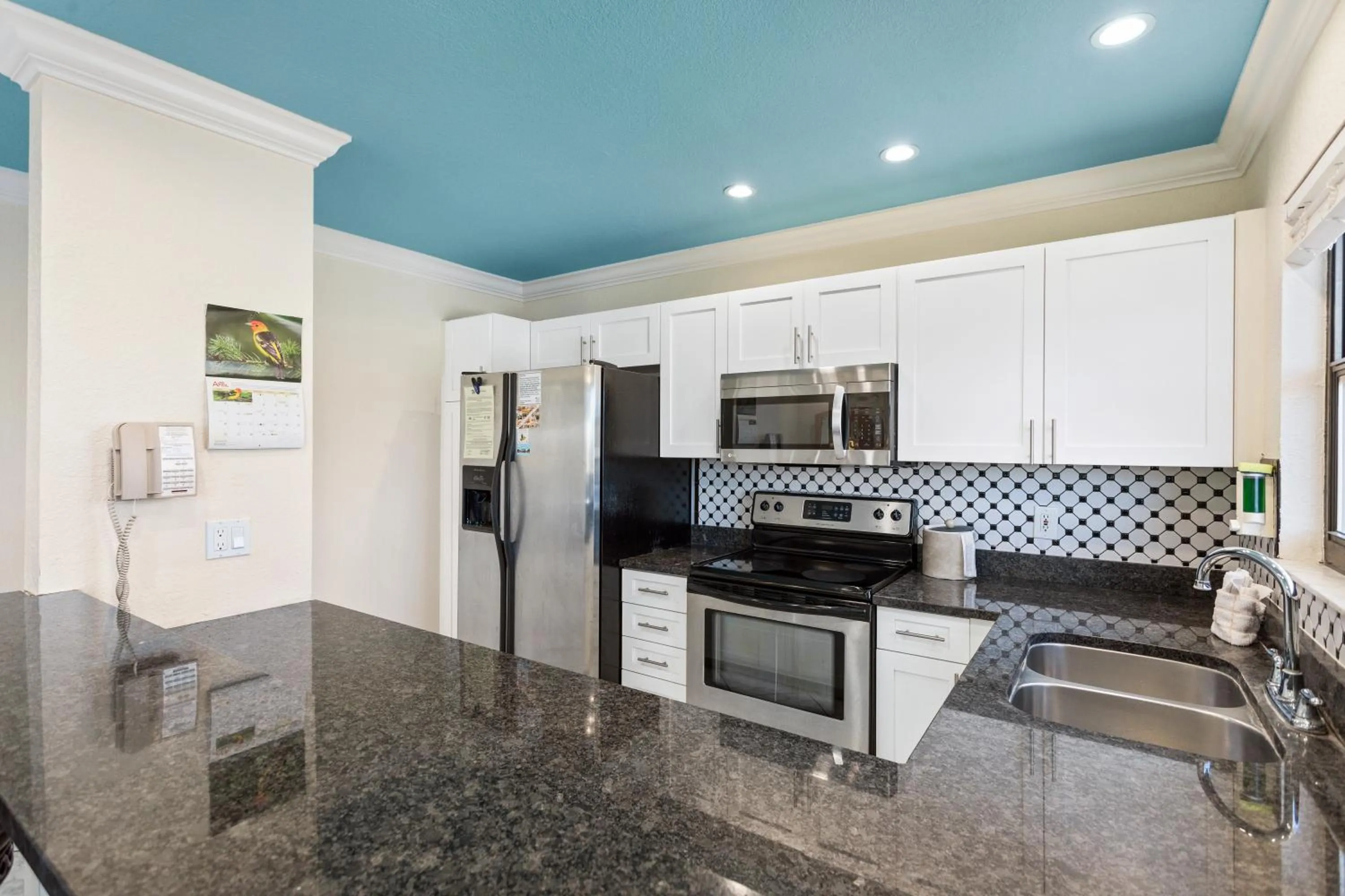 Kitchen or kitchenette in Bayview Plaza Waterfront Resort