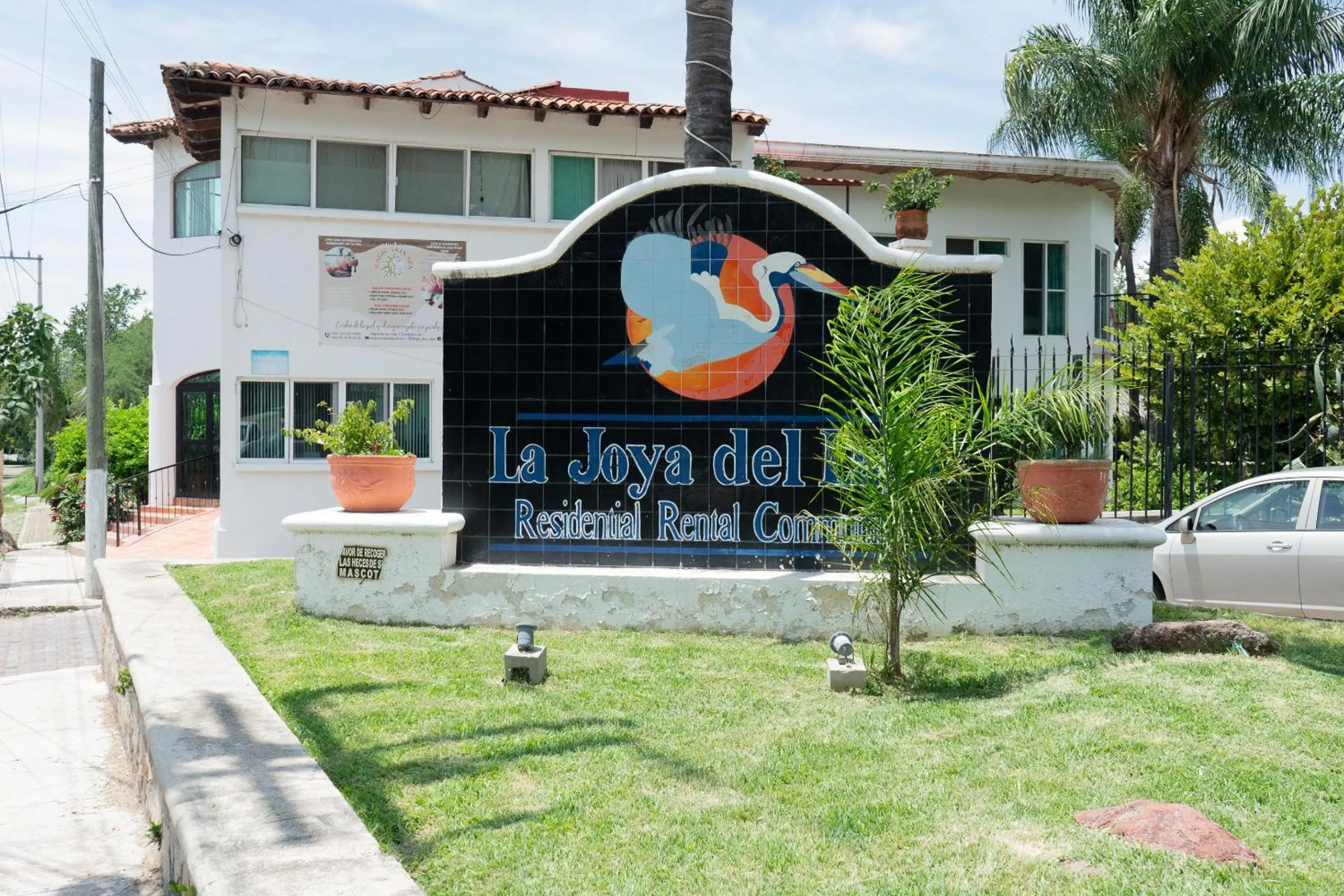 Facade/entrance in Capital O La Joya Del Lago