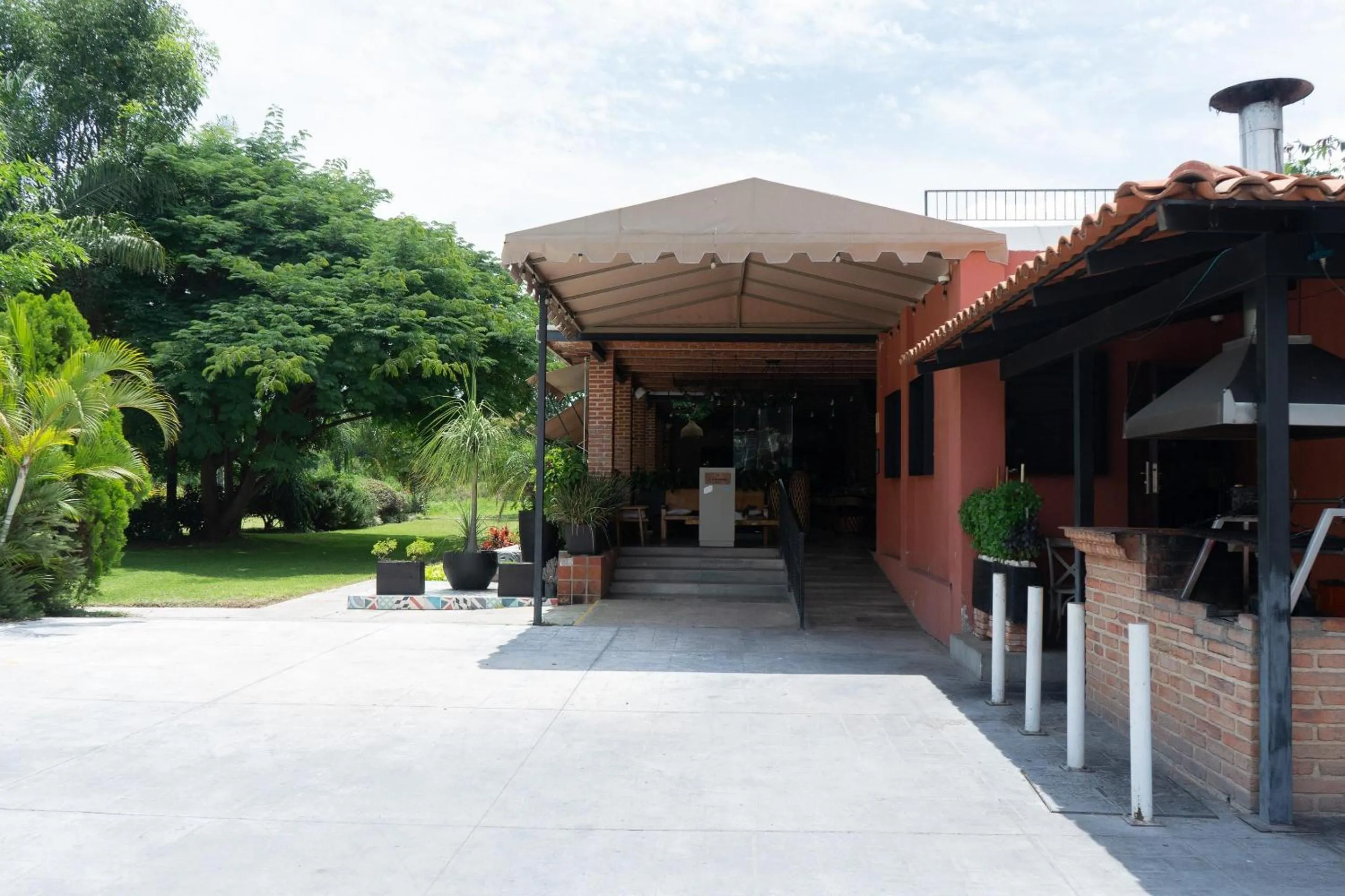 Restaurant/places to eat in Capital O La Joya Del Lago