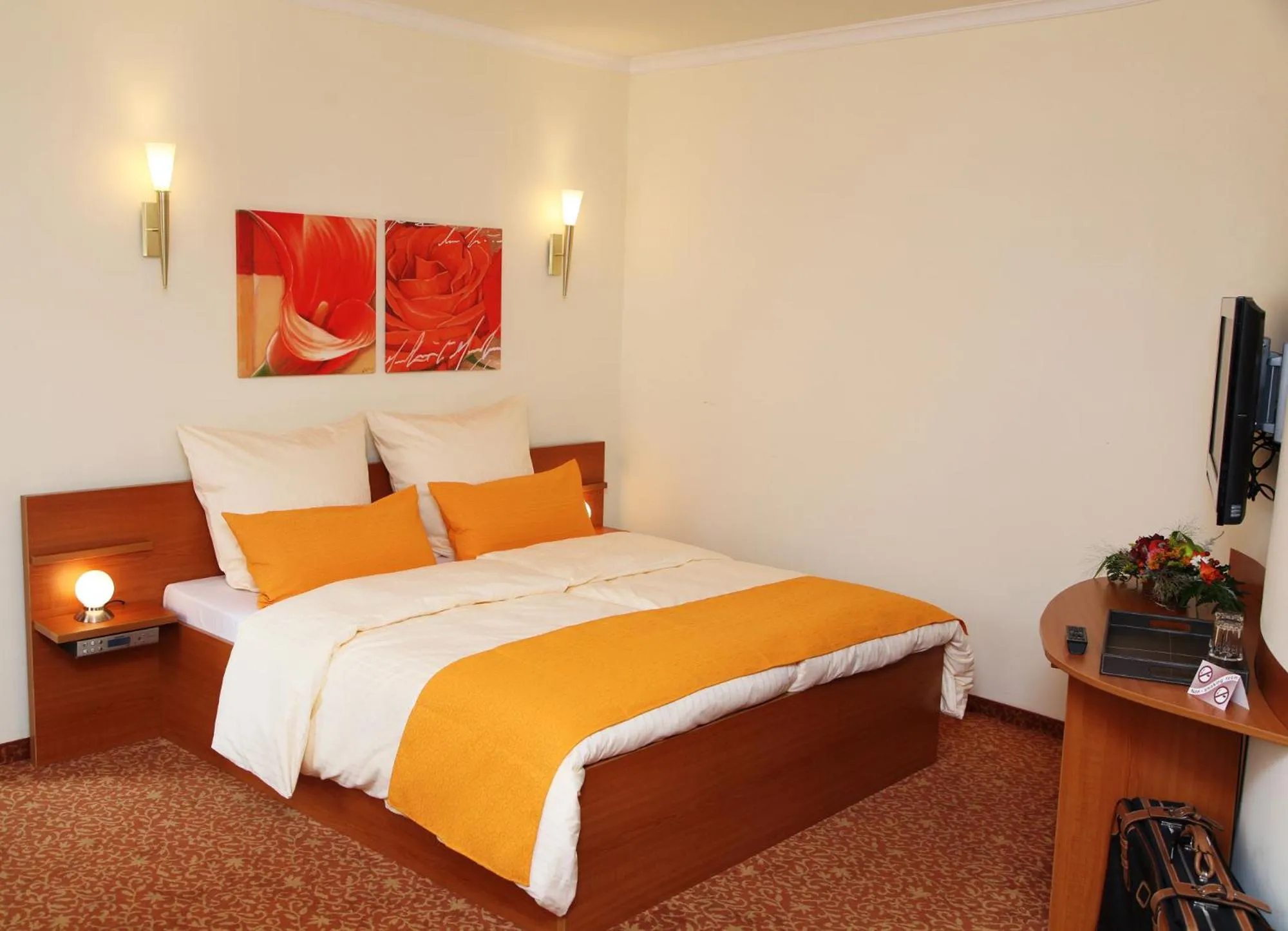 Photo of the whole room, Bed in my CITY HOTEL