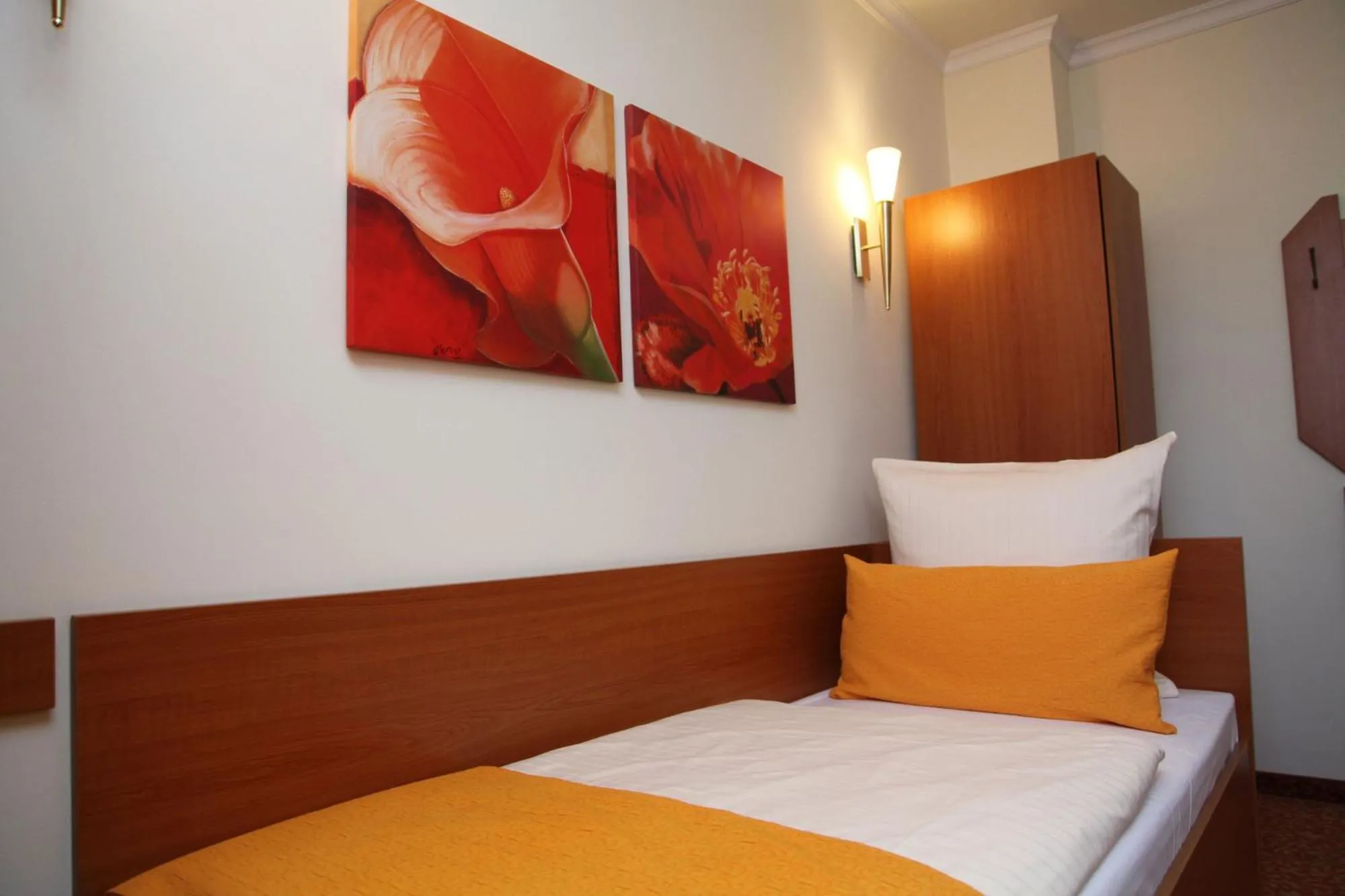 Photo of the whole room, Bed in my CITY HOTEL