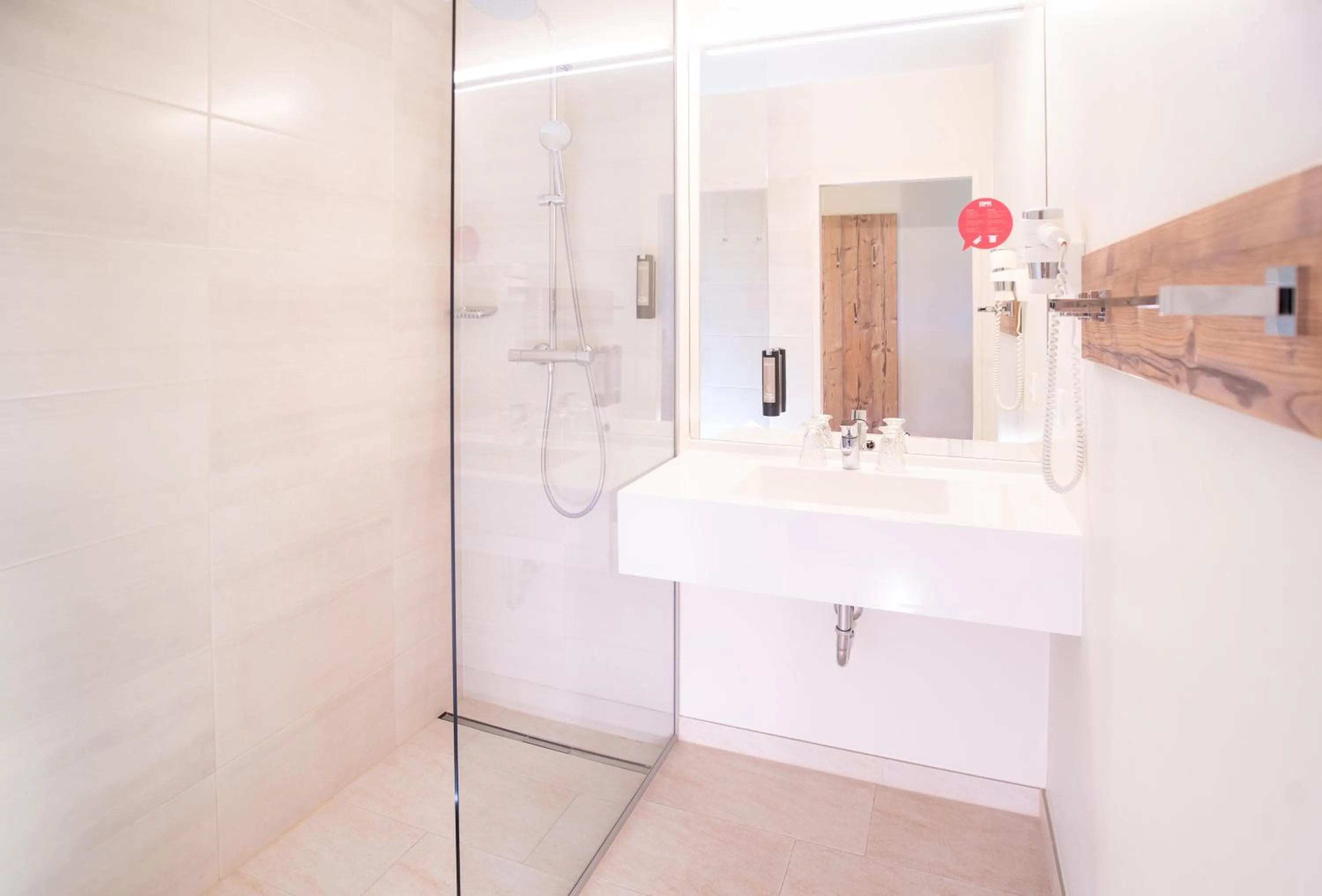 Shower in COOEE alpin Hotel Dachstein