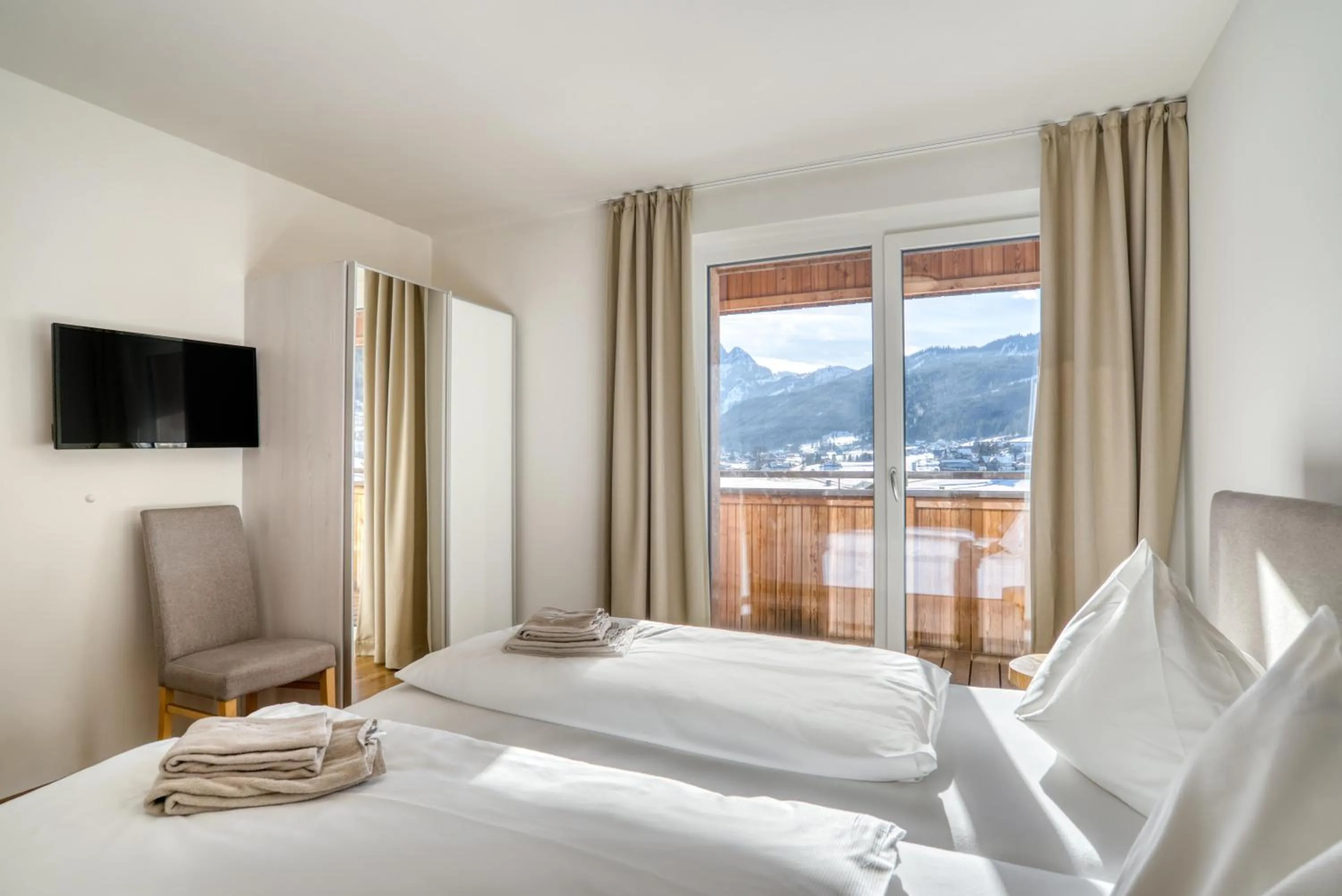 TV and multimedia, Bed in COOEE alpin Hotel Dachstein