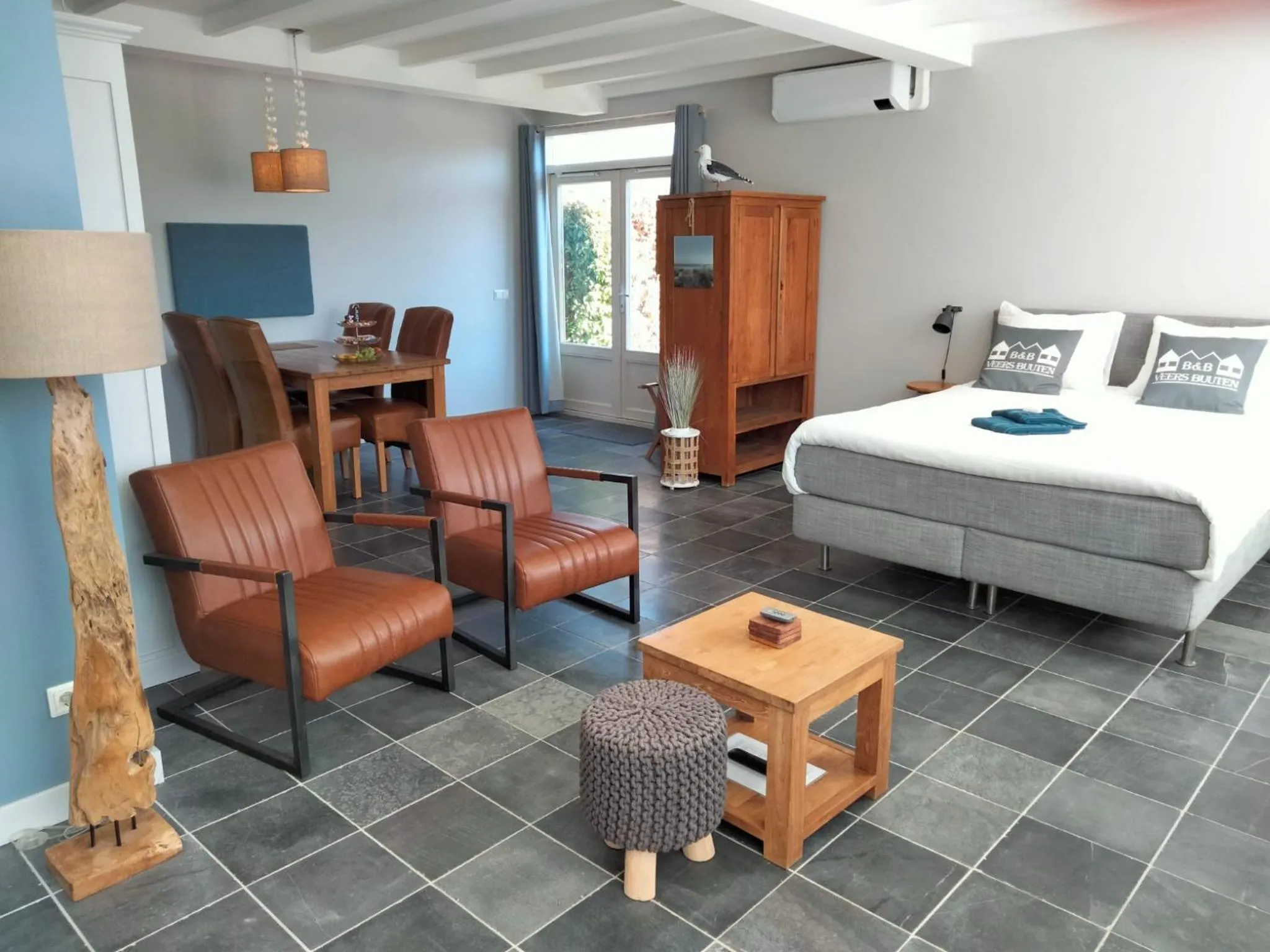 Seating area, Bed in B&B Veers Buuten