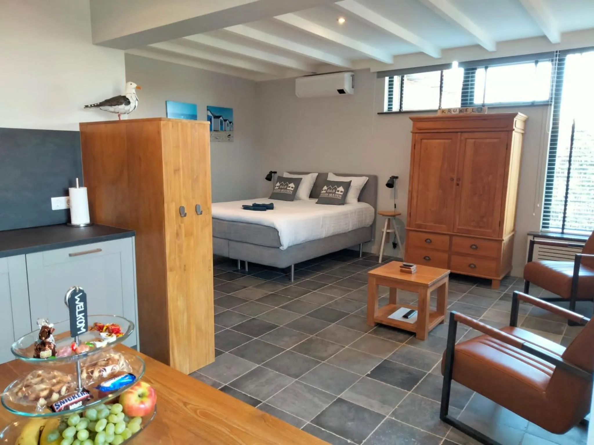 Seating area, Bed in B&B Veers Buuten