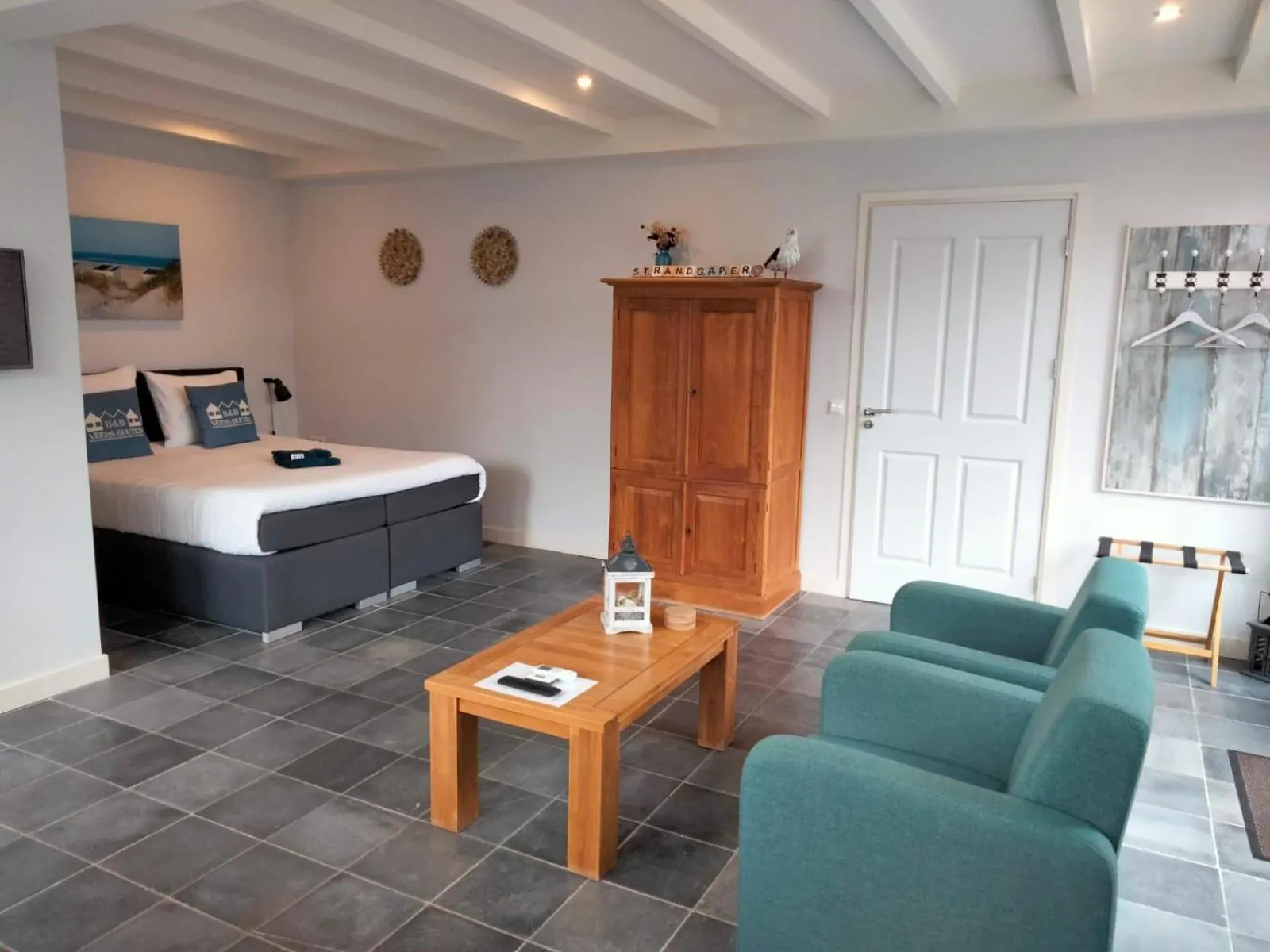 Seating area, Bed in B&B Veers Buuten