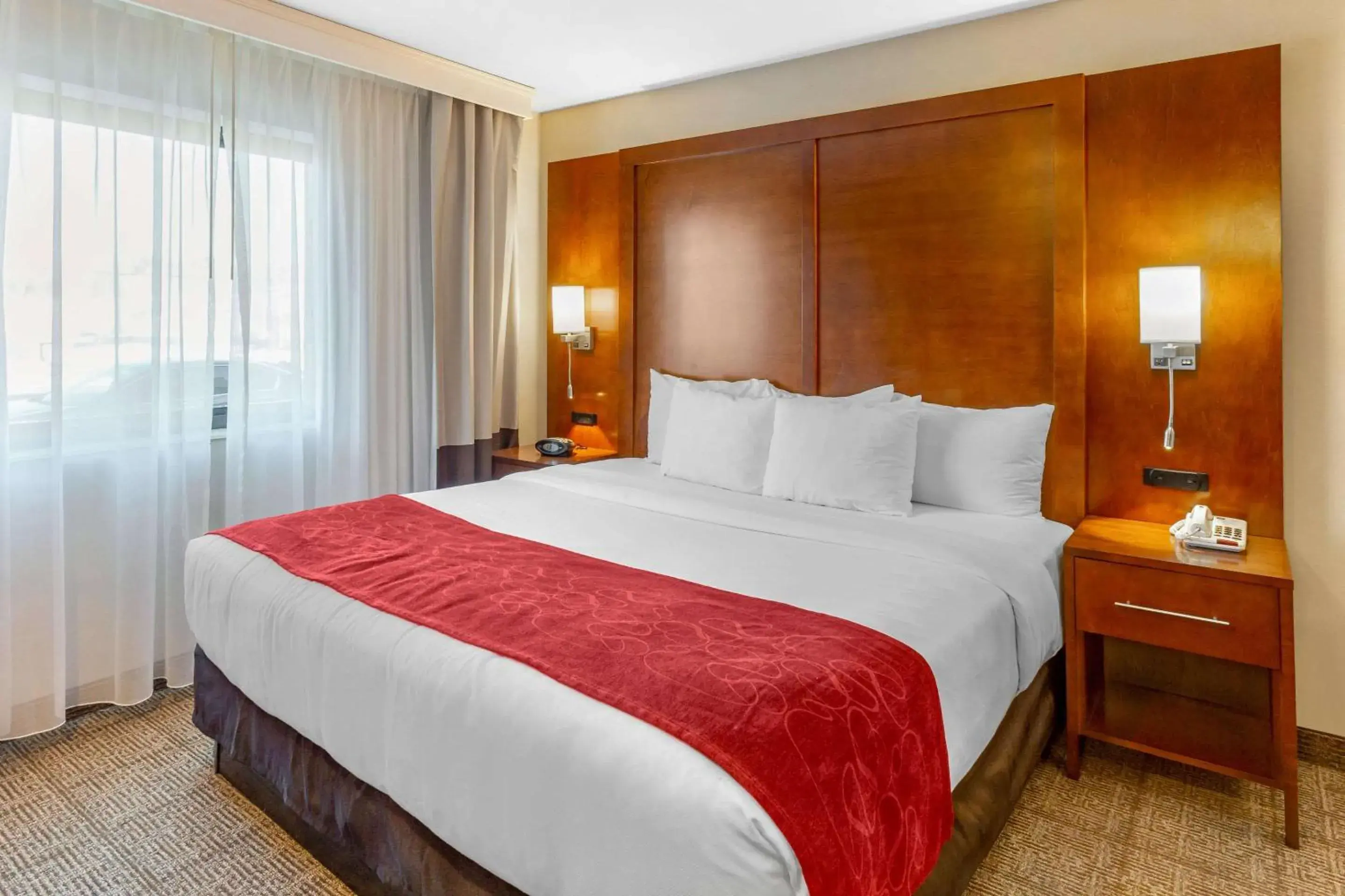 Bedroom, Bed in Comfort Suites Oakbrook Terrace near Oakbrook Center Bedroom, Bed in Comfort Suites Oakbrook Terrace near Oakbrook Center