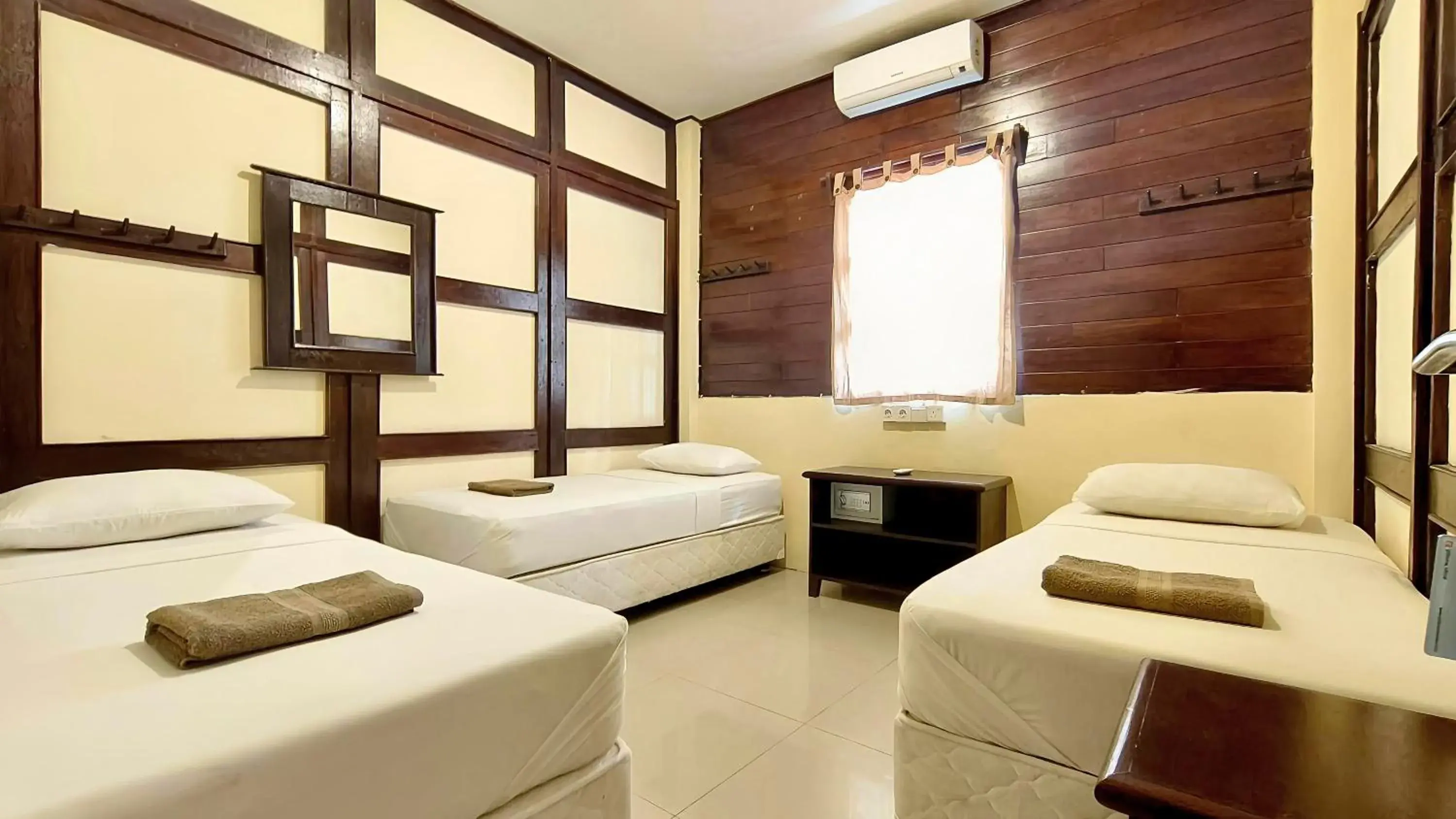 Triple Room with Shared Bathroom in Gili Buana Hostel & Backpackers Gili Air Triple Room with Shared Bathroom in Gili Buana Hostel & Backpackers Gili Air