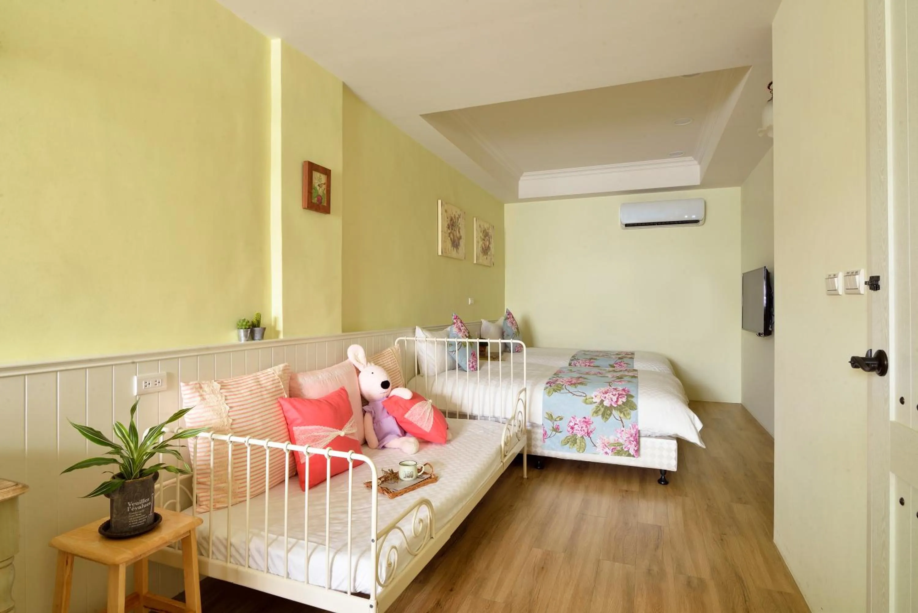 Photo of the whole room, Bed in Good day