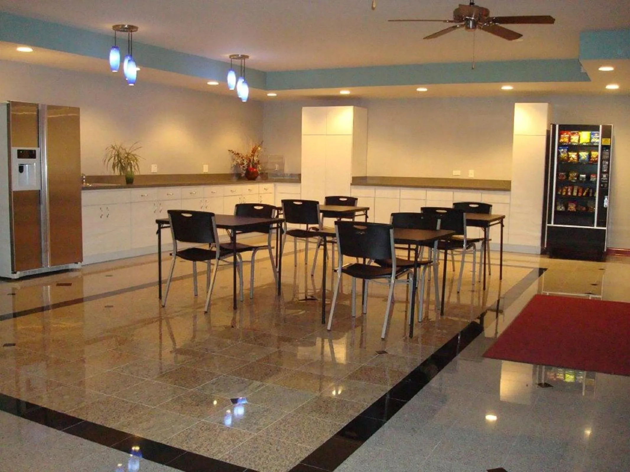 Restaurant/places to eat in O'Hare Inn & Suites