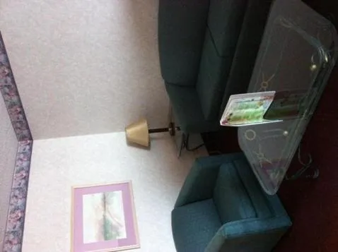 Living room in O'Hare Inn & Suites