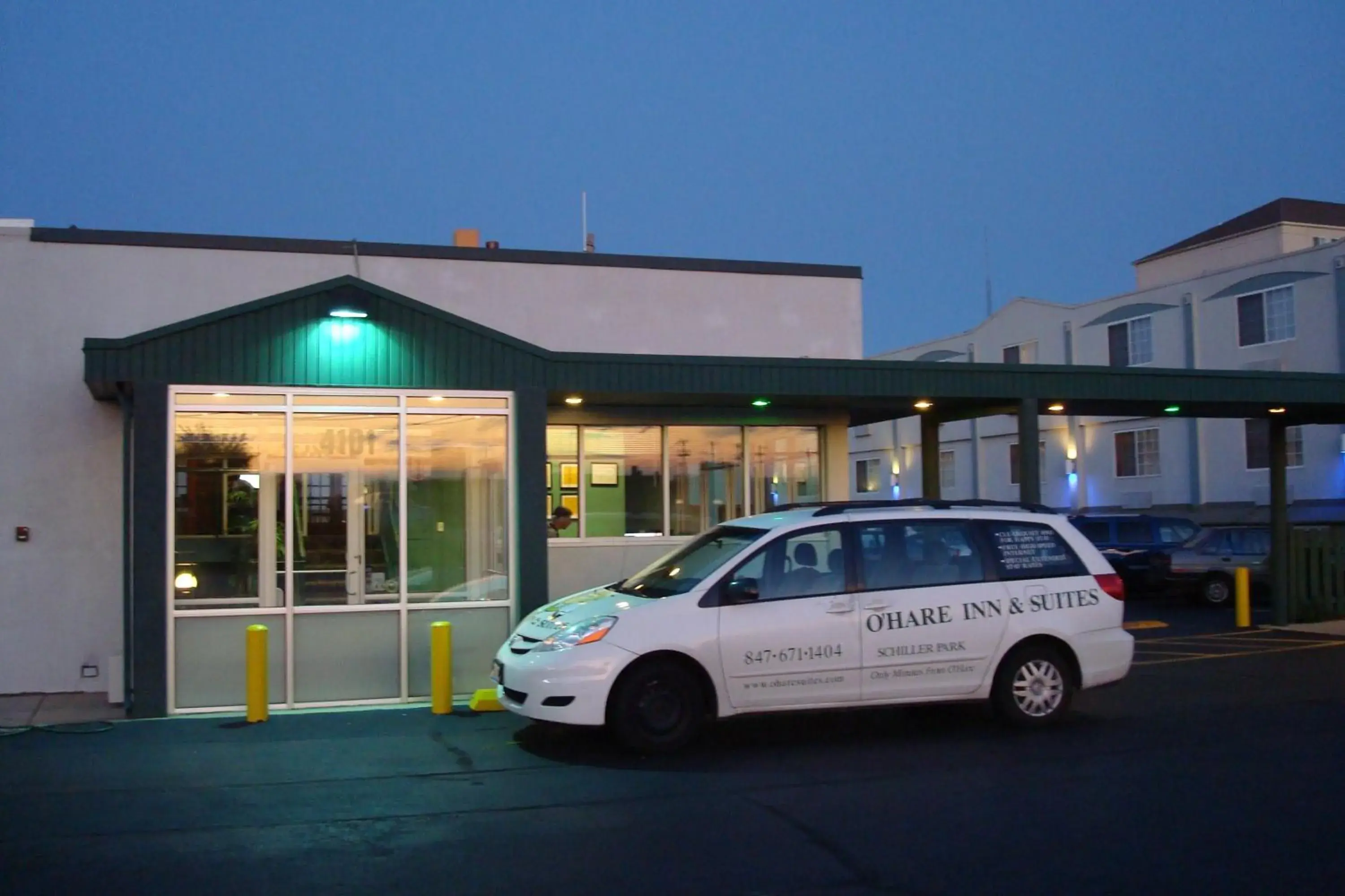 Facade/entrance in O'Hare Inn & Suites Facade/entrance in O'Hare Inn & Suites