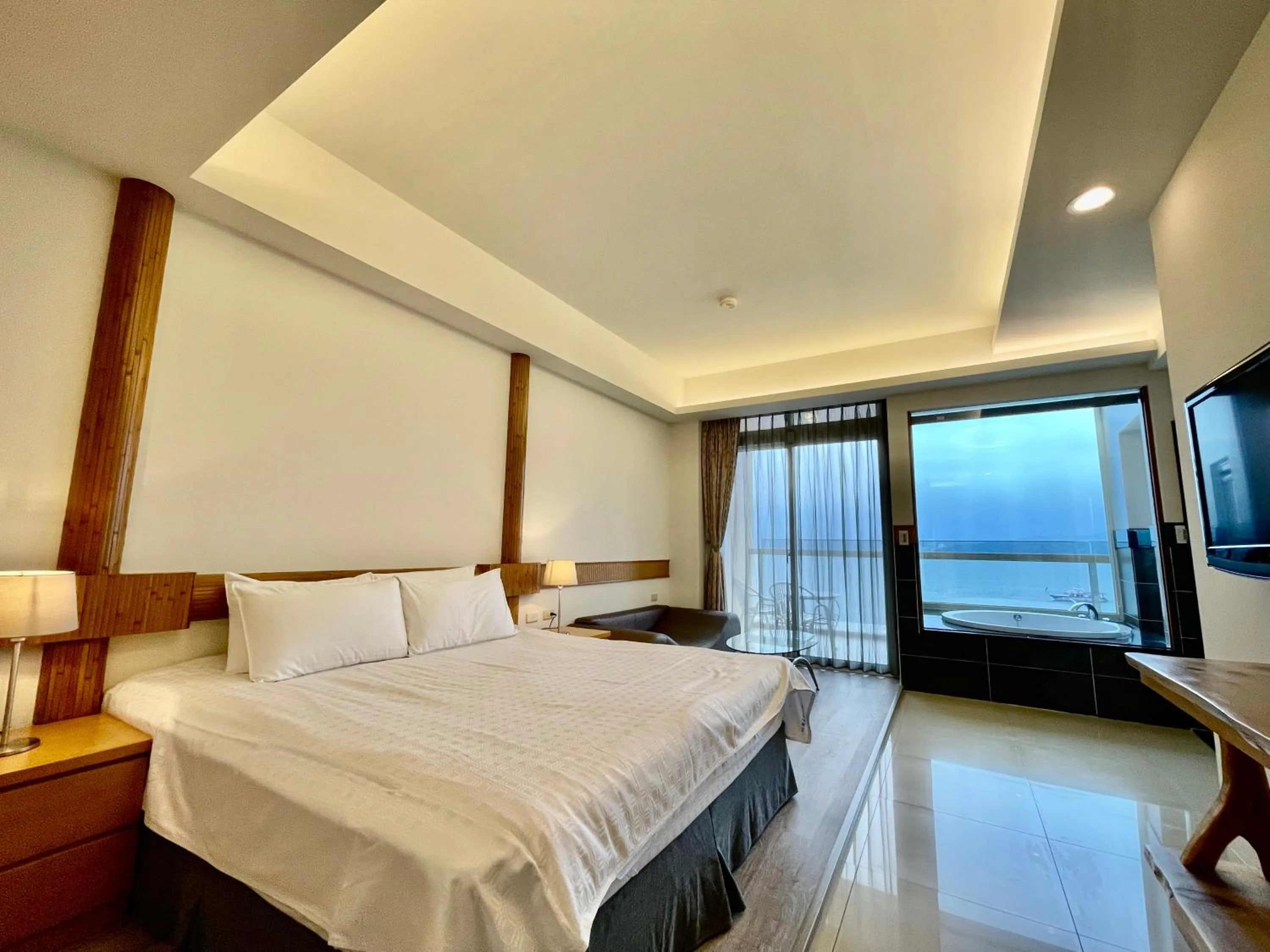 Photo of the whole room, Bed in Ming Hu B&B