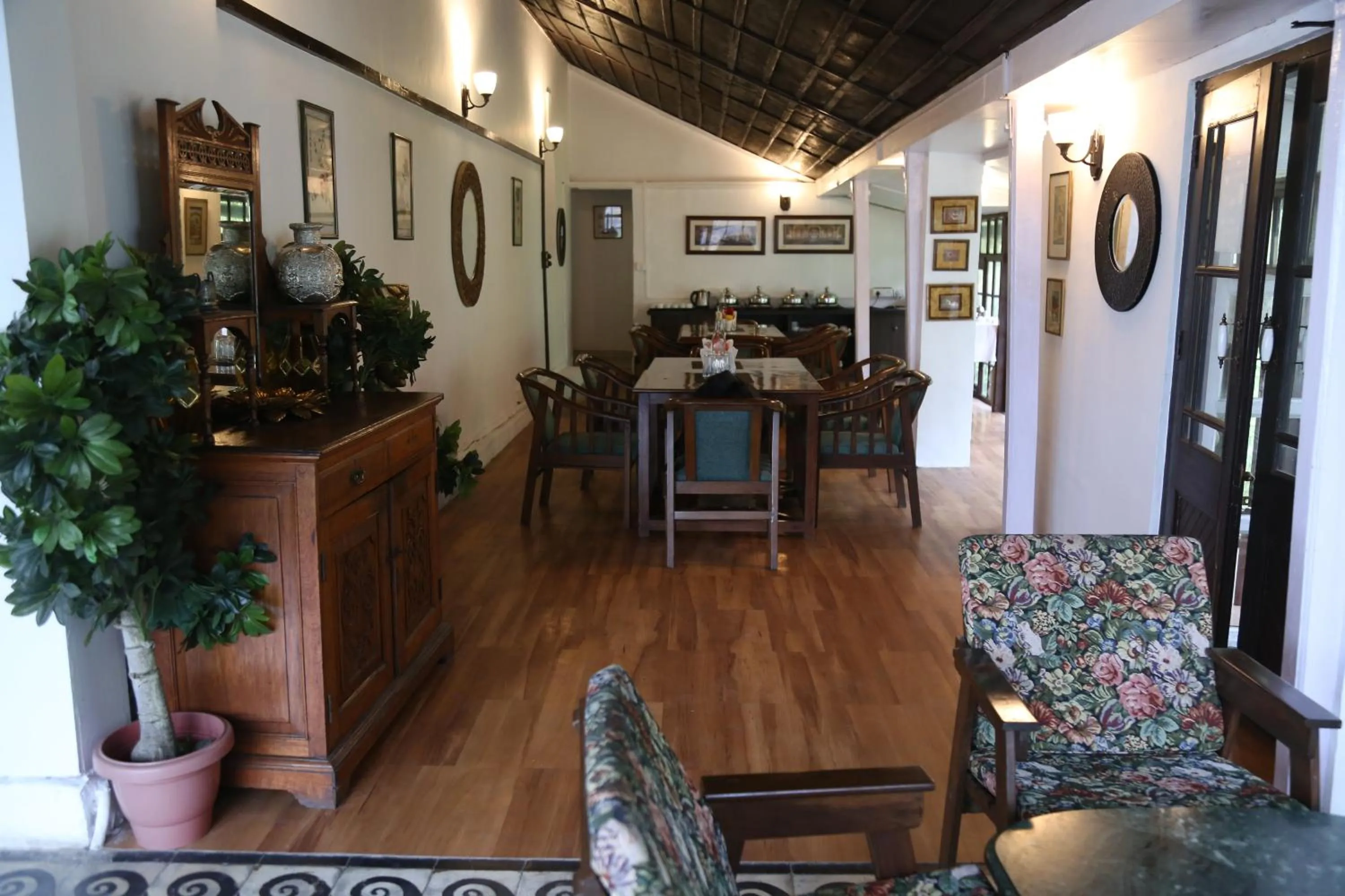 Restaurant/places to eat in Raghu Vilas